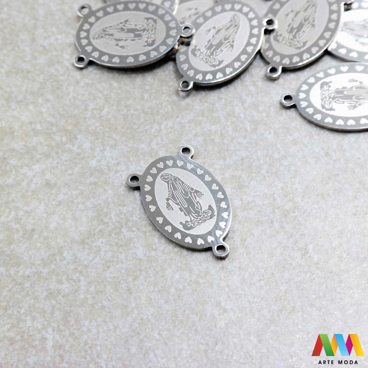 sakralni privjesci od čelika vjerski duhovni križevi medaljice vjerskim simbolima duhovnim motivima nakit značenjem čelični nehrđajućeg svetaca personalizirani anđeo Pronađite smirujući i snažan izraz svoje vjere i duhovnosti u našoj kolekciji sakralnih privjesaka izrađenih od kvalitetnog nehrđajućeg čelika Ovi izdržljivi i elegantni privjesci s vjerskim simbolima i duhovnim motivima idealni su za svakodnevno nošenje i kao promišljeni dar arte moda repromaterijal