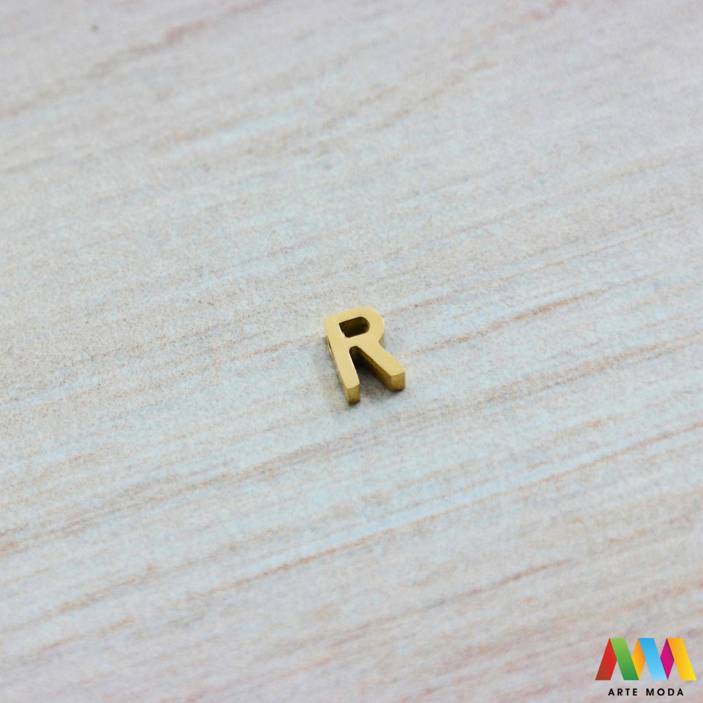 R slovo slova privjesak s jednom rupom privjesak od čelika privjesak čelik repromaterijal čelični ogrlice ogrlica narukvica narukvice nanožnica nehrđajući Slova izrađena od nehrđajućeg čelika 316L koja služe za izradu nakita poput narukvica ili ogrlica najčešće se koriste za nizanje na sajlu gumu flaks i ostale materijale