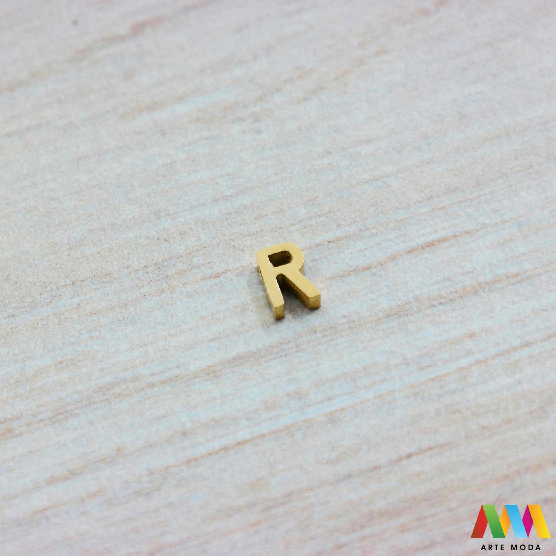 R slovo slova privjesak s jednom rupom privjesak od čelika privjesak čelik repromaterijal čelični ogrlice ogrlica narukvica narukvice nanožnica nehrđajući Slova izrađena od nehrđajućeg čelika 316L koja služe za izradu nakita poput narukvica ili ogrlica najčešće se koriste za nizanje na sajlu gumu flaks i ostale materijale