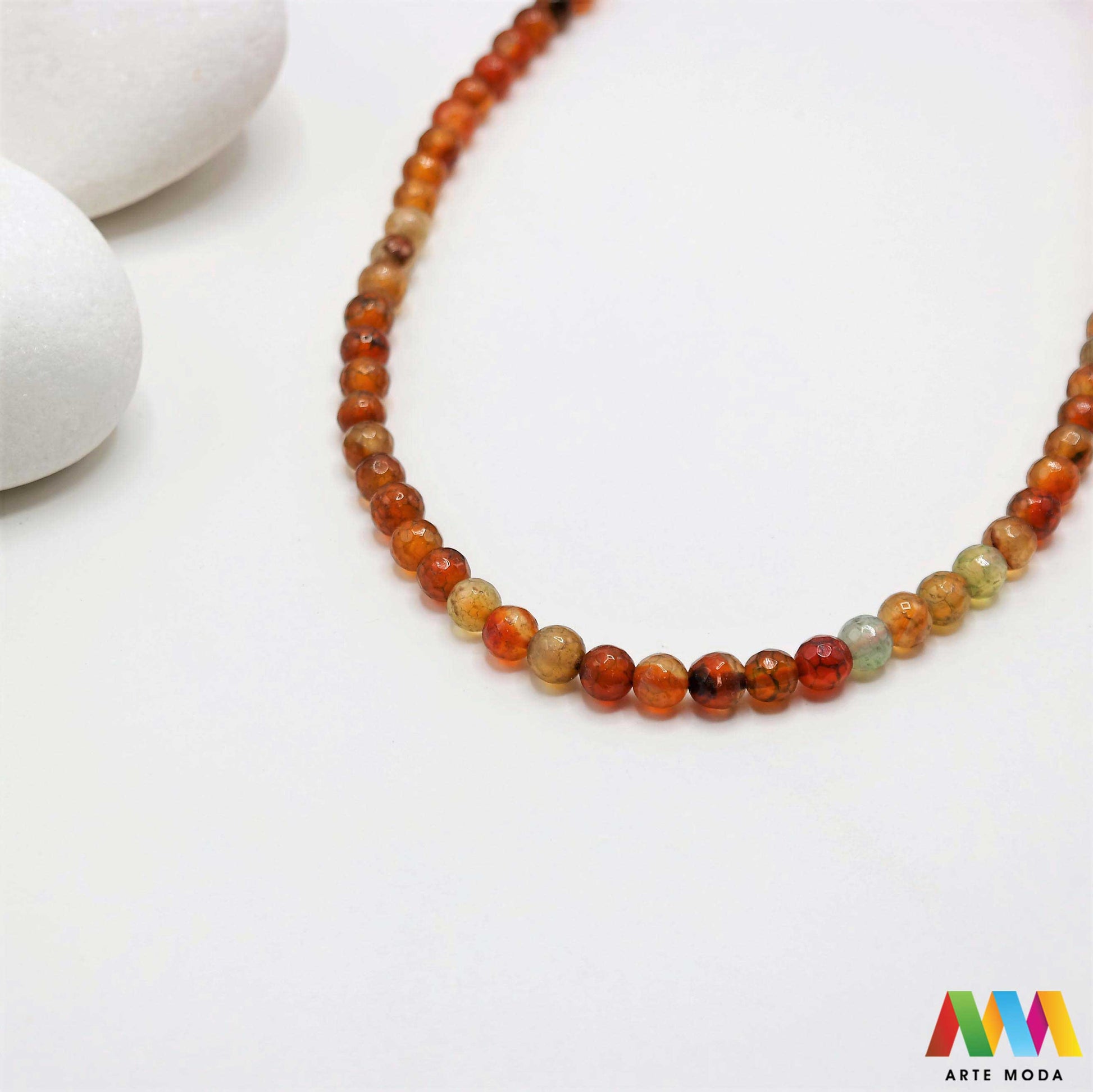 poludragi kamen ahat kristal kalcedon polu dragi poludrago kamenje dragulj mineral kvarc Ahat je jedan od najrasprostranjenijih kristala na planeti Ahat spada u grupu kalcedona izrazito je dekorativan te se od njega izrađuje lijepi nakit i ukrasni predmeti U Hrvatskoj je poznati Lepoglavski Ahat s brda Gaveznica