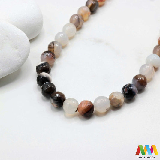 poludragi kamen ahat kristal kalcedon polu dragi poludrago kamenje dragulj mineral kvarc Ahat je jedan od najrasprostranjenijih kristala na planeti Ahat spada u grupu kalcedona izrazito je dekorativan te se od njega izrađuje lijepi nakit i ukrasni predmeti U Hrvatskoj je poznati Lepoglavski Ahat s brda Gaveznica