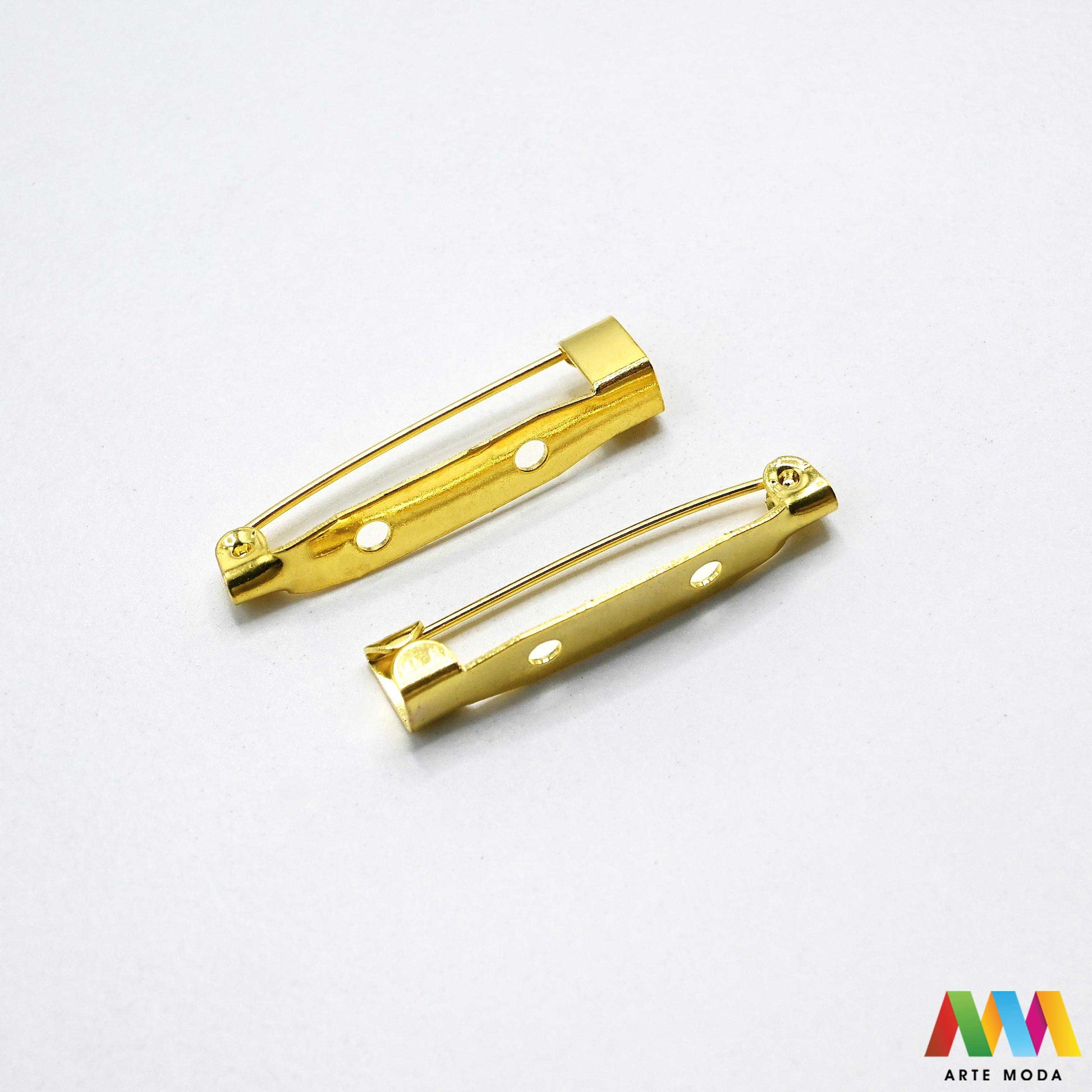 iglice za broš broševi nakit pribor izrada broševa DIY elementi metalne iglice sigurnosne baza šivanje ručni rad modni dodaci Otkrij našu široku paletu iglica za broševe i daj oduška svojoj kreativnosti! Bez obzira na to želiš li izraditi elegantni broš za posebnu prigodu ili zabavan broš za svaki dan kod nas ćeš pronaći savršenu iglicu Nudimo iglice različitih veličina materijala i završnica kako bi tvoji broševi bili zaista jedinstveni