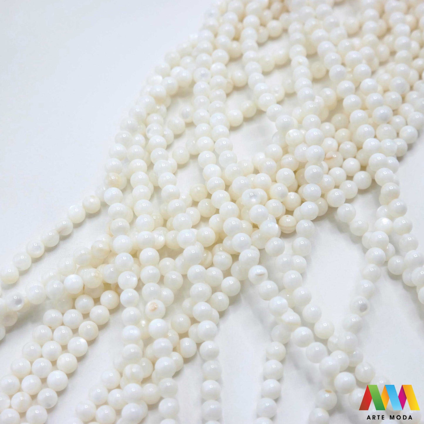 sedef školjka mekušac biser puž glavonožac kalcijev karbonat hitin poludrago kamenje repromaterijal poludragi kamen mineral Sedef je lako prepoznatljiva glatka tvar duginih boja koja tvori unutarnji sloj školjke određenih vrsta mekušaca i prekriva vanjski sloj bisera Sastoji se od kalcijevog karbonata kojeg izlučuju neki morski i slatkovodni mekušci te ga ova struktura čini otpornim na oštećenja dajući joj prepoznatljivi i jedinstveni sedefasti sjaj arte moda repromaterijal