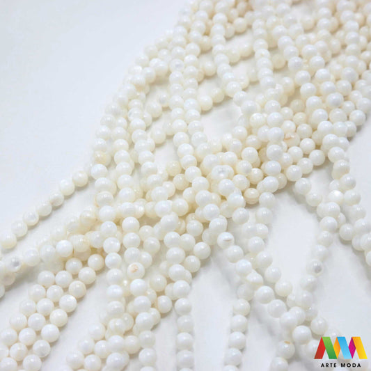 sedef školjka mekušac biser puž glavonožac kalcijev karbonat hitin poludrago kamenje repromaterijal poludragi kamen mineral Sedef je lako prepoznatljiva glatka tvar duginih boja koja tvori unutarnji sloj školjke određenih vrsta mekušaca i prekriva vanjski sloj bisera Sastoji se od kalcijevog karbonata kojeg izlučuju neki morski i slatkovodni mekušci te ga ova struktura čini otpornim na oštećenja dajući joj prepoznatljivi i jedinstveni sedefasti sjaj arte moda repromaterijal