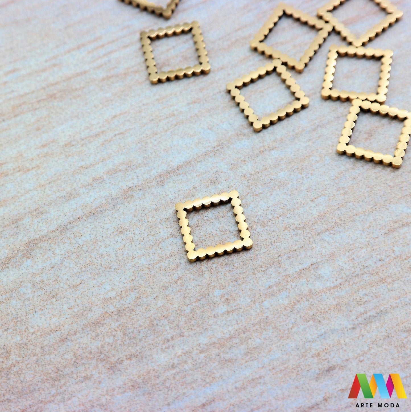 kocka privjesak s jednom rupom bez rupe privjesak od čelika privjesak čelik repromaterijal čelični ogrlice ogrlica narukvica narukvice nanožnica nehrđajući privjesci izrađeni od nehrđajućeg čelika 316L koji služe za izradu nakita poput narukvica ili ogrlica najčešće se koriste za nizanje na sajlu gumu flaks i ostale materijale