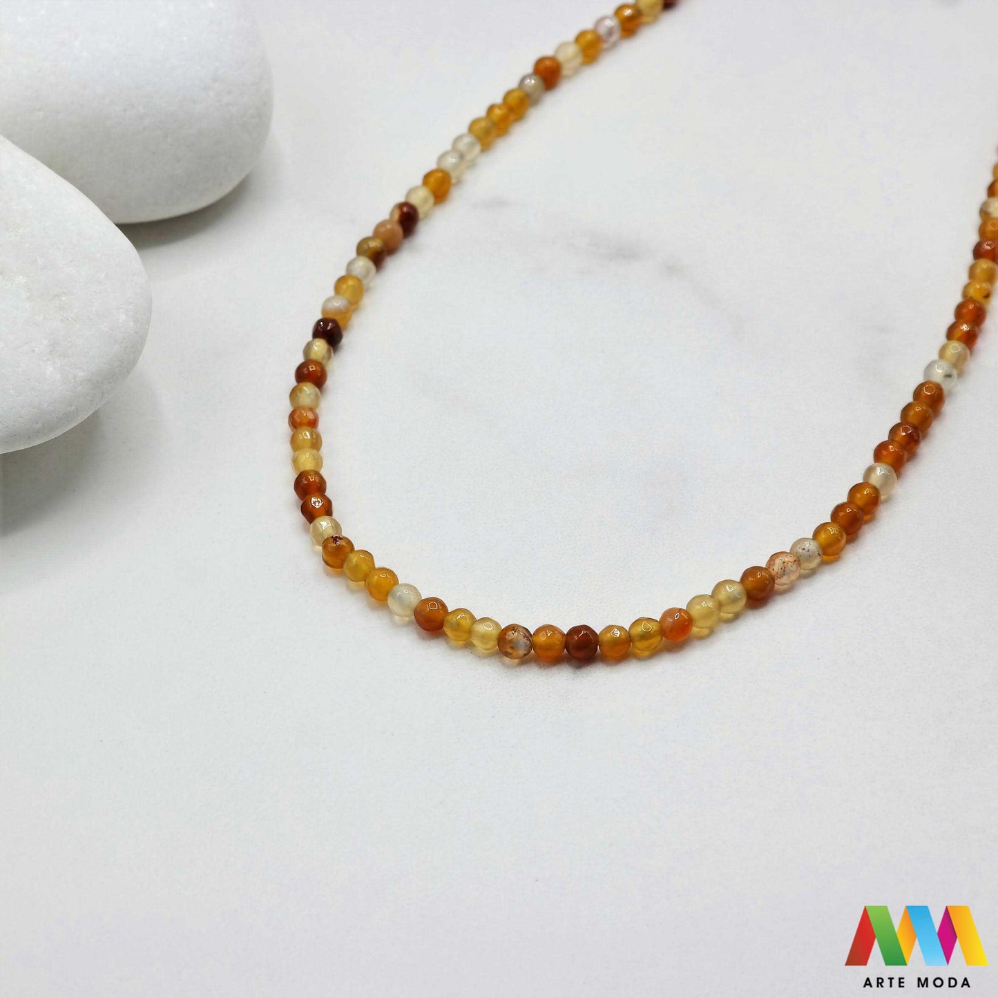 poludragi kamen ahat kristal kalcedon polu dragi poludrago kamenje dragulj mineral kvarc Ahat je jedan od najrasprostranjenijih kristala na planeti Ahat spada u grupu kalcedona izrazito je dekorativan te se od njega izrađuje lijepi nakit i ukrasni predmeti U Hrvatskoj je poznati Lepoglavski Ahat s brda Gaveznica