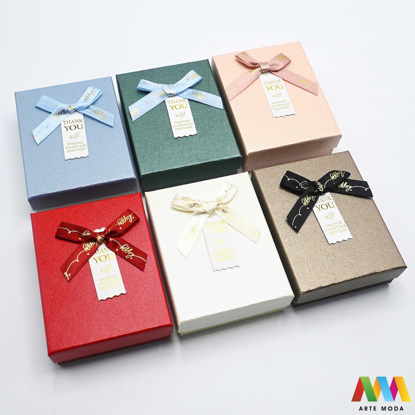 kutijice ukrasne kartonske kutije za nakit poklon ambalaža darivanje pakiranje poklopac prstenje ogrlice naušnice luksuzne elegantne ručni rad personalizirane dar Savršeno pakiranje ljepota vaših kreacija elegantnih i čvrstih kartonskih kutija izrađenih od kvalitetnog papira s mekanim umetkom od spužve prstenje ogrlice naušnice i narukvice nježnu zaštitu od ogrebotina dodaju dašak luksuza i profinjenosti vašem poklonu izloženom nakitu Dostupne u raznim veličinama bojama i dezenima arte moda repromaterijal