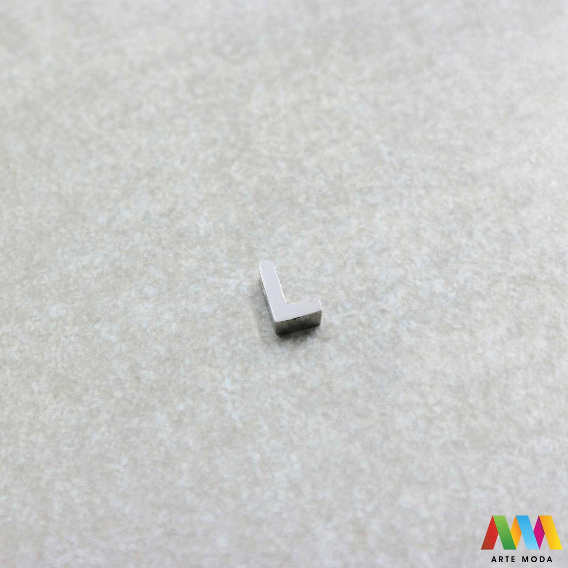 L slovo slova privjesak s jednom rupom privjesak od čelika privjesak čelik repromaterijal čelični ogrlice ogrlica narukvica narukvice nanožnica nehrđajući Slova izrađena od nehrđajućeg čelika 316L koja služe za izradu nakita poput narukvica ili ogrlica najčešće se koriste za nizanje na sajlu gumu flaks i ostale materijale