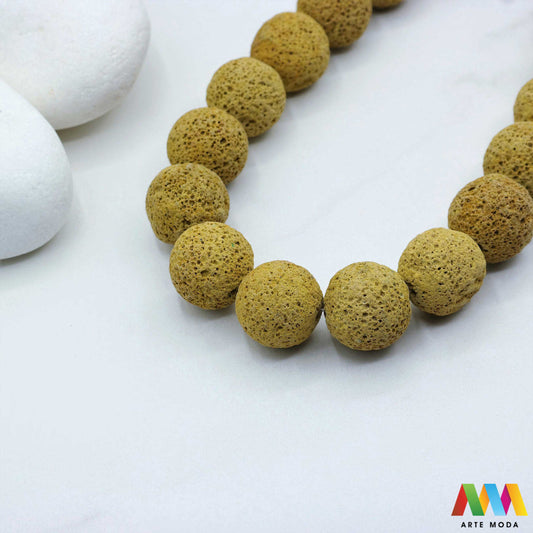 lava kamen vulkanska perle poludragi prirodni mat eterična ulja aromaterapija nakit izrada DIY repromaterijal mineral kristal narukvica ogrlica Tražite jedinstveni materijal za nakit Vulkanska lava je poludragi kamen s moćnom pričom Njegova porozna mat tekstura savršena je za izradu aromaterapijskog nakita jer sjajno upija i difuzira eterična ulja Lagan je simbolizira snagu i uzemljenje te je idealan za unisex i muške narukvice i ogrlice arte moda repromaterijal