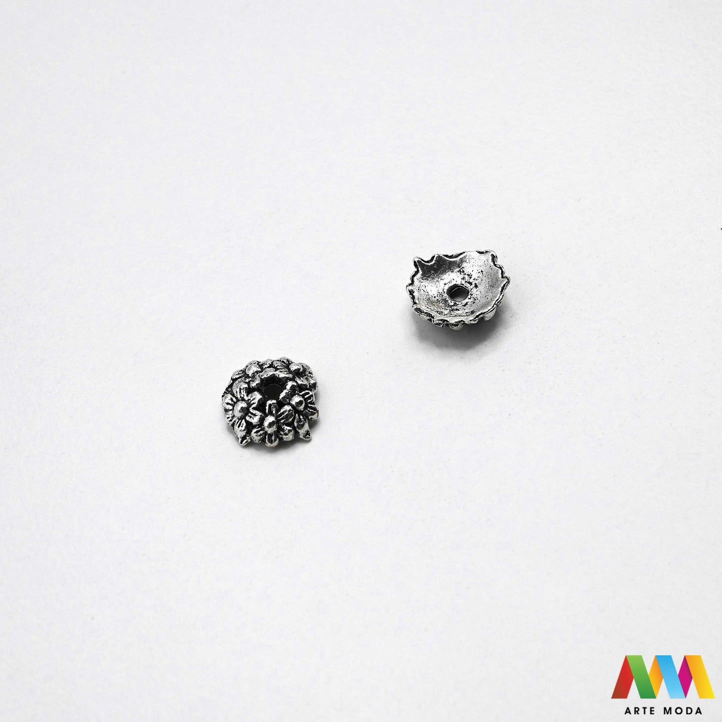 Luksuzne metalne filigranske ljevane kapice za perle u srebrnoj zlatnoj i brončanoj boji izložene Prikazane su čvrste i detaljno lijevane ornamentne kapice krunice i zvonoliki ukrasi koji obujmljuju okrugle staklene drvene i kamene perle pri izradi nakita Vrhunski metalni repromaterijal i masivniji dekorativni razdjelnici s preciznim rupama za nizanje namijenjeni za izradu unikatnih ogrlica narukvica i visećih naušnica u DIY radionicama za ručnu izradu modnog i vintage nakita arte moda repromaterijali