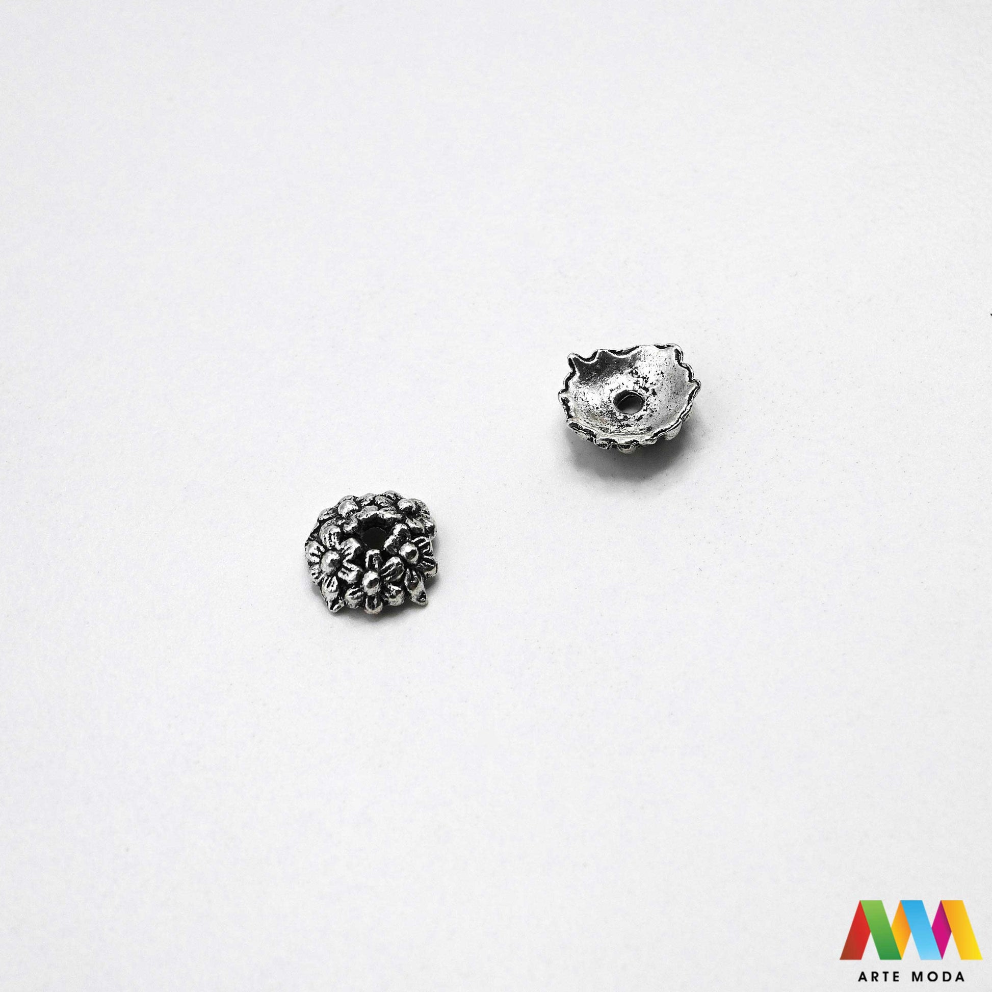 Luksuzne metalne filigranske ljevane kapice za perle u srebrnoj zlatnoj i brončanoj boji izložene Prikazane su čvrste i detaljno lijevane ornamentne kapice krunice i zvonoliki ukrasi koji obujmljuju okrugle staklene drvene i kamene perle pri izradi nakita Vrhunski metalni repromaterijal i masivniji dekorativni razdjelnici s preciznim rupama za nizanje namijenjeni za izradu unikatnih ogrlica narukvica i visećih naušnica u DIY radionicama za ručnu izradu modnog i vintage nakita arte moda repromaterijali