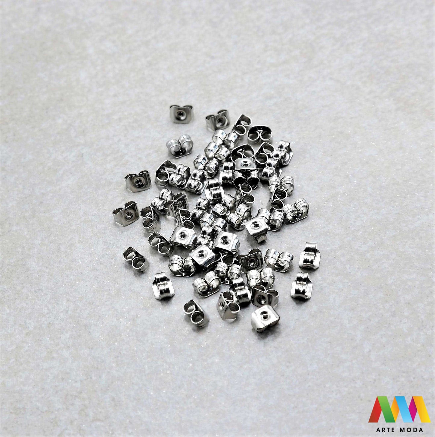 leptirići naušnice naušnica repromaterijal čelični kopče osigurači nehrđajući čelik kirurški baza pribor za nakit iglice hipoalergeno antialergijski izrada stražnji dijelovi Osigurajte svoje naušnice Leptirići kopče od nehrđajućeg čelika ključni su za sigurno nošenje iglica Izrađeni od kirurškog čelika hipoalergeni su ne hrđaju i savršeni za osjetljivu kožu Idealni kao zamjenski dio ili završni element za vaše uradi sam naušnice Trajnost i sigurnost u malom pakiranju arte moda repromaterijal