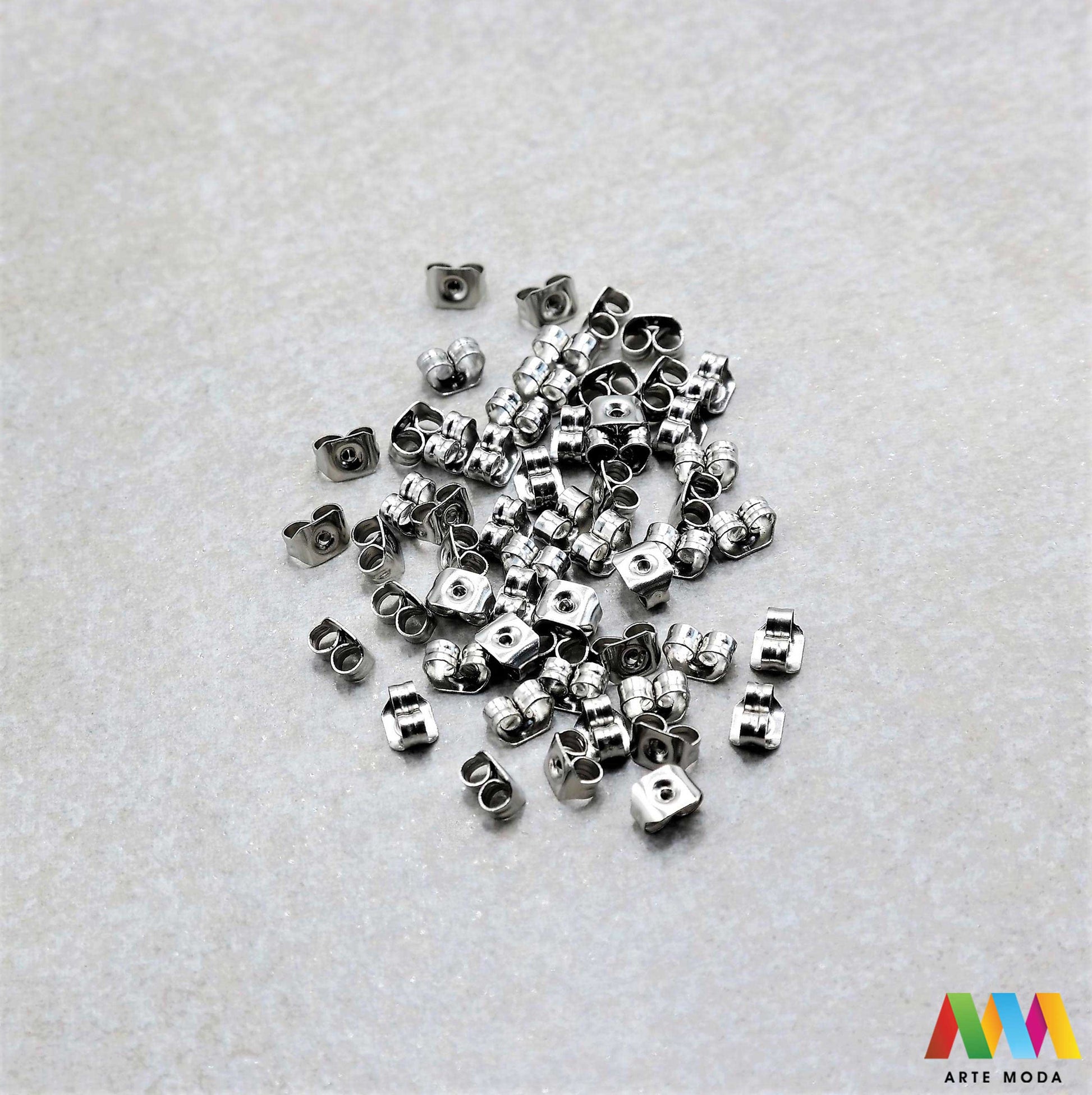 leptirići naušnice naušnica repromaterijal čelični kopče osigurači nehrđajući čelik kirurški baza pribor za nakit iglice hipoalergeno antialergijski izrada stražnji dijelovi Osigurajte svoje naušnice Leptirići kopče od nehrđajućeg čelika ključni su za sigurno nošenje iglica Izrađeni od kirurškog čelika hipoalergeni su ne hrđaju i savršeni za osjetljivu kožu Idealni kao zamjenski dio ili završni element za vaše uradi sam naušnice Trajnost i sigurnost u malom pakiranju arte moda repromaterijal