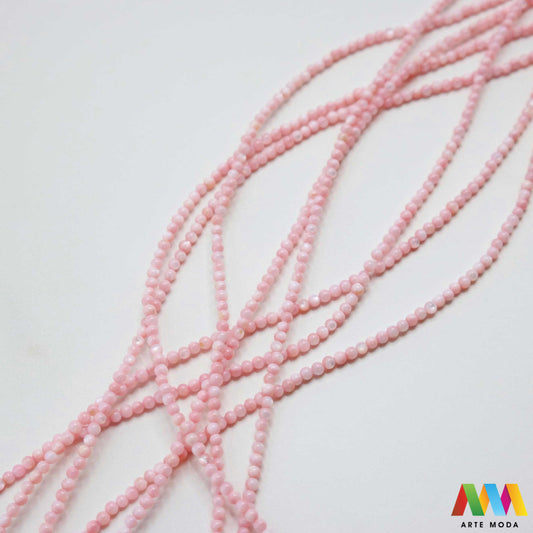 sedef školjka mekušac biser puž glavonožac kalcijev karbonat hitin poludrago kamenje repromaterijal poludragi kamen mineral Sedef je lako prepoznatljiva glatka tvar duginih boja koja tvori unutarnji sloj školjke određenih vrsta mekušaca i prekriva vanjski sloj bisera Sastoji se od kalcijevog karbonata kojeg izlučuju neki morski i slatkovodni mekušci te ga ova struktura čini otpornim na oštećenja dajući joj prepoznatljivi i jedinstveni sedefasti sjaj arte moda repromaterijal