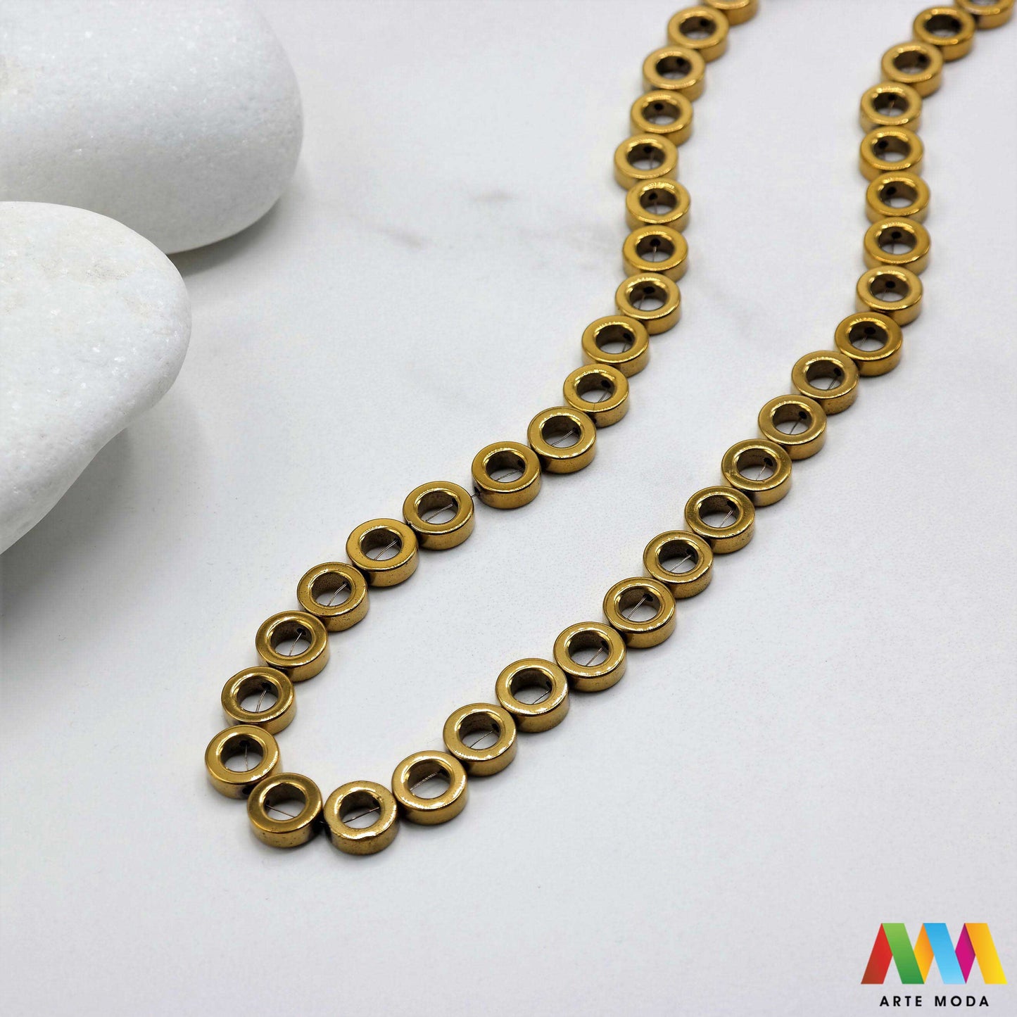 hematit krvavi kamen poludragi mineral metalni sjaj kvarc zrcalo kristal prirodni metalik meditacija zaštita repromaterijal Hematit (ili krvavi kamen) je prirodni mineral smeđe sive ili crne boje karakteriziran prisustvom hladnog metalnog sjaja Vjeruje se da pomaže u jačanju volje samopouzdanja i povezanosti s majkom zemljom Nakit izrađen od njega fascinira svojim tajanstvenim zrcalnim sjajem