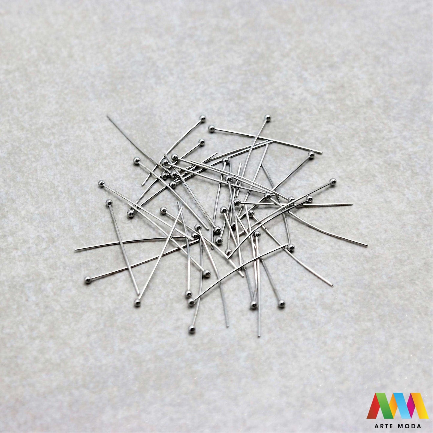 čavlići za viseće privjeske perle čavao naušnice narukvica ogrlica čelik repromaterijal čelični nehrđajući viseći privjesak kuka kuglica izrada pribor nakit inox spojni elementi baza element za stvaranje unikatnih visećih privjesaka i ukrasa čavlići od visokokvalitetnog nehrđajućeg čelika izradu naušnica ogrlica narukvica i krunica jednostavno nanižete perle i stvorite privlačne dugotrajne viseće elemente Otporni na koroziju i hipoalergeni idealni su za sve vaše kreativne projekte arte moda repromaterijal