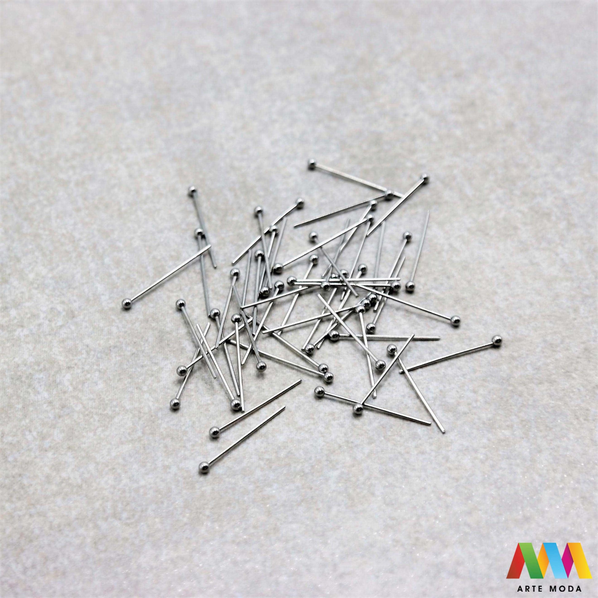 čavlići za viseće privjeske perle čavao naušnice narukvica ogrlica čelik repromaterijal čelični nehrđajući viseći privjesak kuka kuglica izrada pribor nakit inox spojni elementi baza element za stvaranje unikatnih visećih privjesaka i ukrasa čavlići od visokokvalitetnog nehrđajućeg čelika izradu naušnica ogrlica narukvica i krunica jednostavno nanižete perle i stvorite privlačne dugotrajne viseće elemente Otporni na koroziju i hipoalergeni idealni su za sve vaše kreativne projekte arte moda repromaterijal