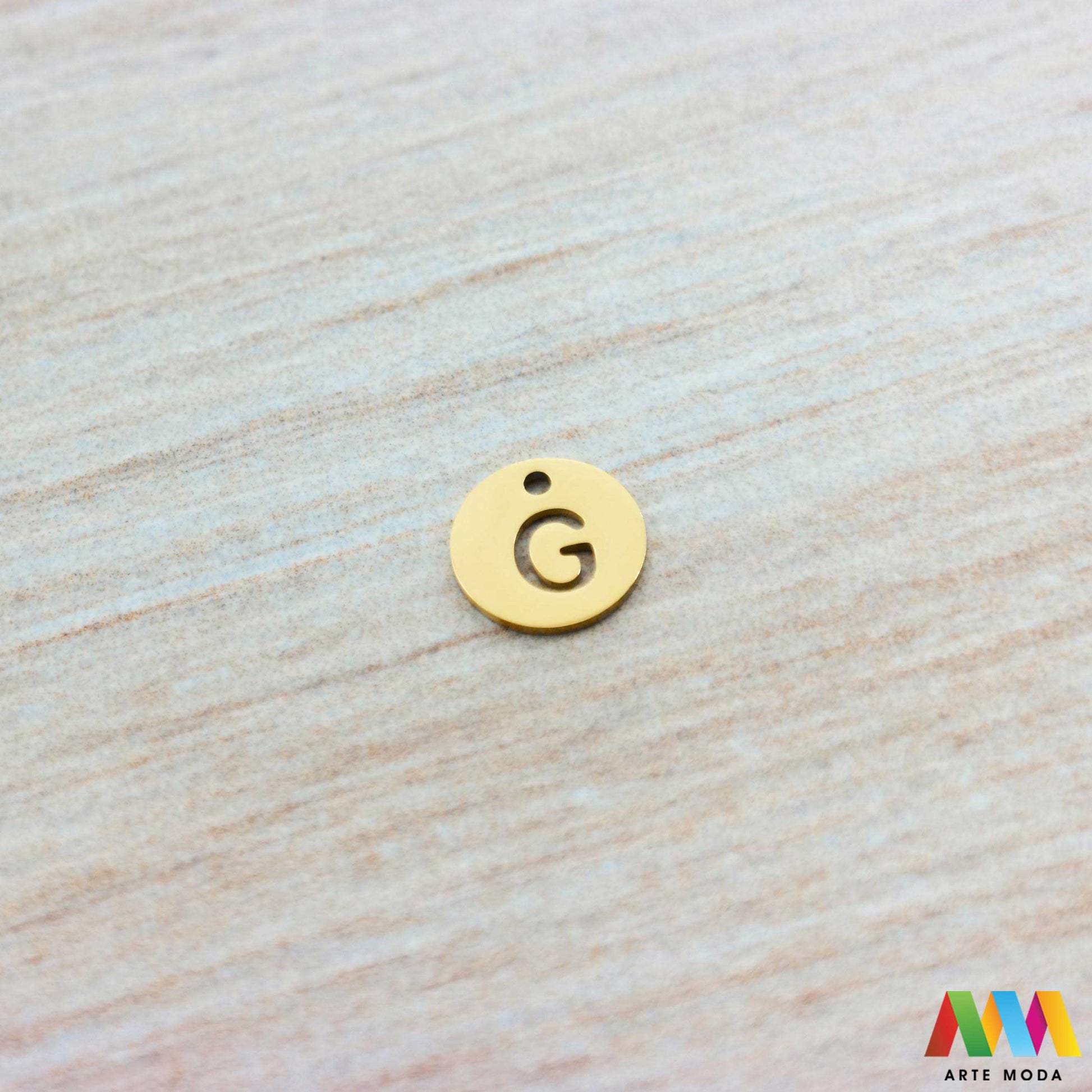 G slovo slova privjesak s jednom rupom privjesak od čelika privjesak čelik repromaterijal čelični ogrlice ogrlica narukvica narukvice nanožnica nehrđajući Slova izrađena od nehrđajućeg čelika 316L koja služe za izradu nakita poput narukvica ili ogrlica najčešće se koriste za nizanje na sajlu gumu flaks i ostale materijale