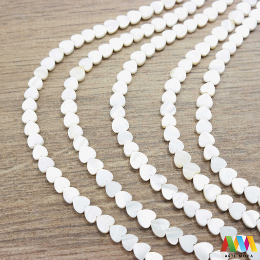 sedef školjka mekušac biser puž glavonožac kalcijev karbonat hitin poludrago kamenje repromaterijal poludragi kamen mineral Sedef je lako prepoznatljiva glatka tvar duginih boja koja tvori unutarnji sloj školjke određenih vrsta mekušaca i prekriva vanjski sloj bisera Sastoji se od kalcijevog karbonata kojeg izlučuju neki morski i slatkovodni mekušci te ga ova struktura čini otpornim na oštećenja dajući joj prepoznatljivi i jedinstveni sedefasti sjaj arte moda repromaterijal