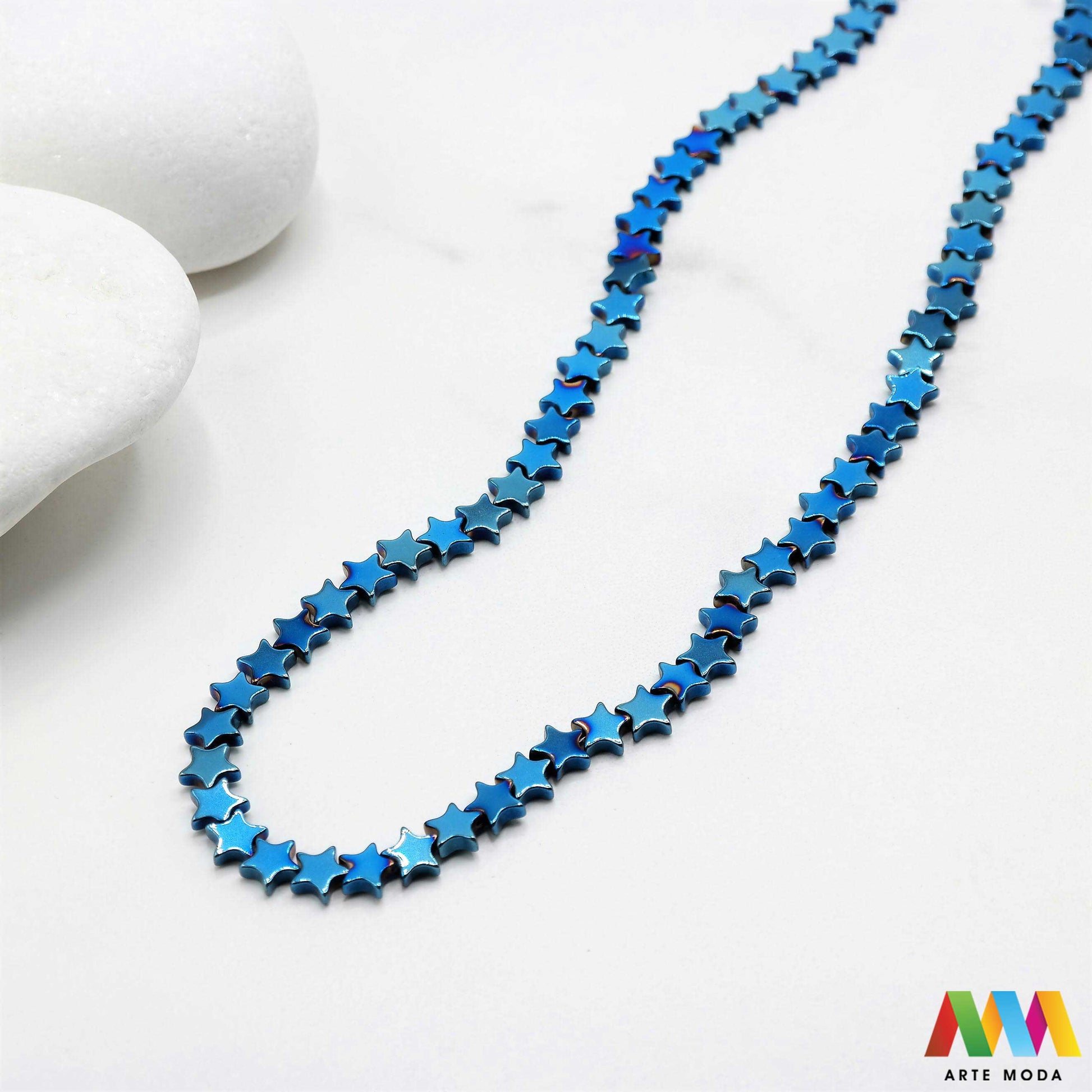 hematit krvavi kamen poludragi mineral metalni sjaj kvarc zrcalo kristal prirodni metalik meditacija zaštita repromaterijal Hematit (ili krvavi kamen) je prirodni mineral smeđe sive ili crne boje karakteriziran prisustvom hladnog metalnog sjaja Vjeruje se da pomaže u jačanju volje samopouzdanja i povezanosti s majkom zemljom Nakit izrađen od njega fascinira svojim tajanstvenim zrcalnim sjajem