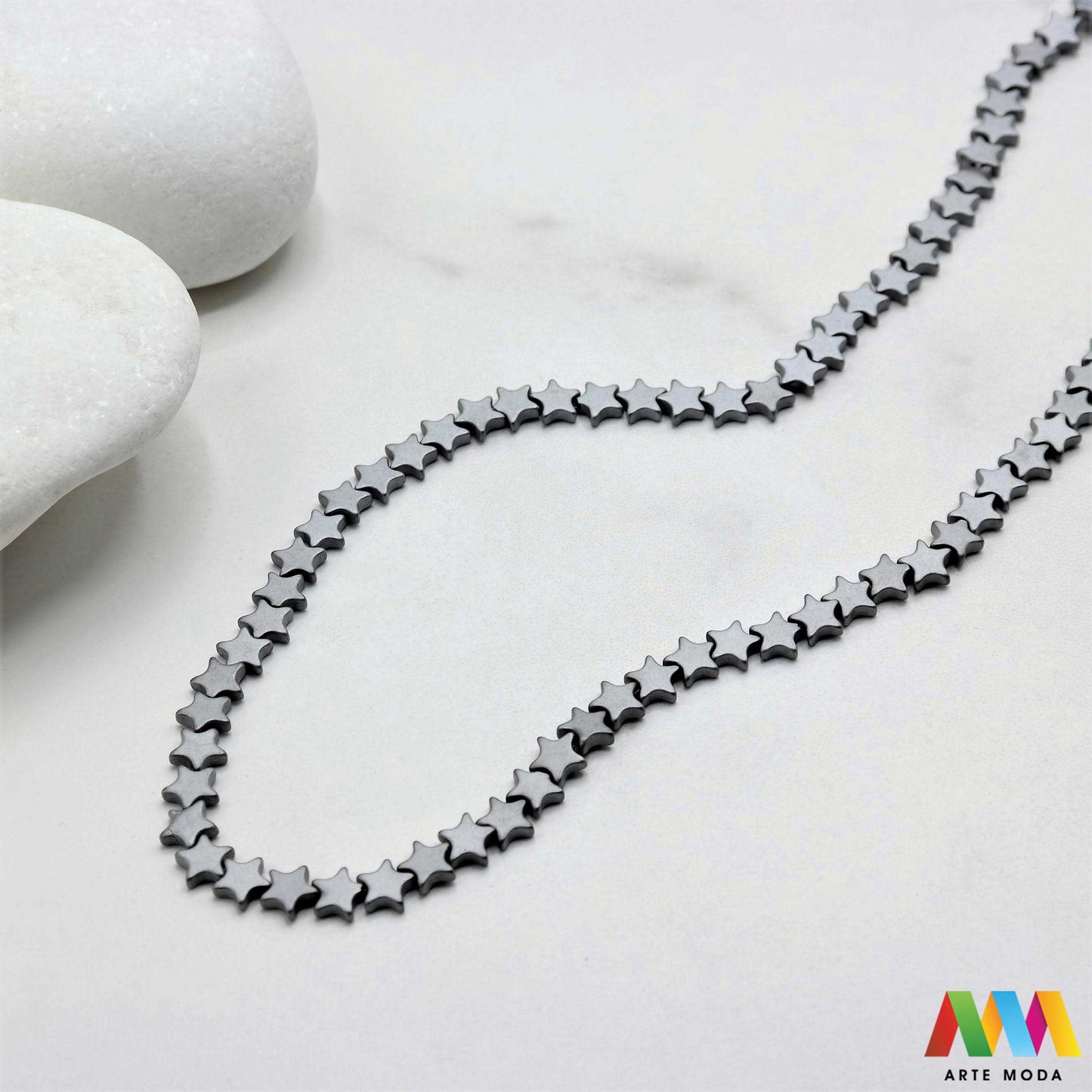 hematit krvavi kamen poludragi mineral metalni sjaj kvarc zrcalo kristal prirodni metalik meditacija zaštita repromaterijal Hematit (ili krvavi kamen) je prirodni mineral smeđe sive ili crne boje karakteriziran prisustvom hladnog metalnog sjaja Vjeruje se da pomaže u jačanju volje samopouzdanja i povezanosti s majkom zemljom Nakit izrađen od njega fascinira svojim tajanstvenim zrcalnim sjajem