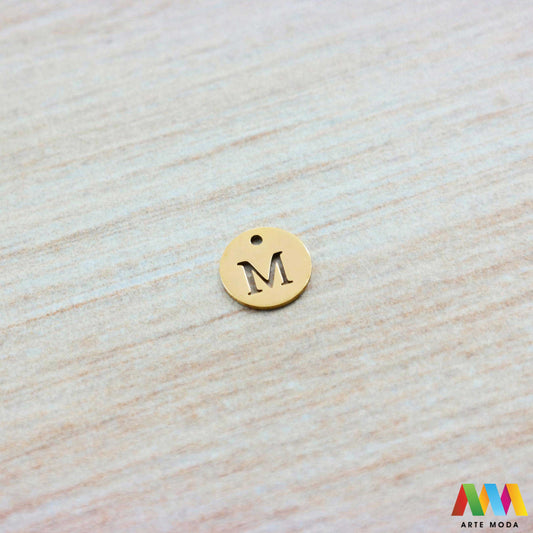 M slovo slova privjesak s jednom rupom privjesak od čelika privjesak čelik repromaterijal čelični ogrlice ogrlica narukvica narukvice nanožnica nehrđajući Slova izrađena od nehrđajućeg čelika 316L koja služe za izradu nakita poput narukvica ili ogrlica najčešće se koriste za nizanje na sajlu gumu flaks i ostale materijale