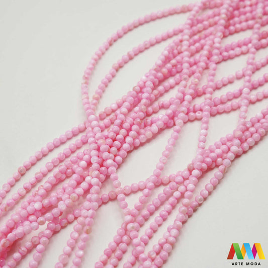 sedef školjka mekušac biser puž glavonožac kalcijev karbonat hitin poludrago kamenje repromaterijal poludragi kamen mineral Sedef je lako prepoznatljiva glatka tvar duginih boja koja tvori unutarnji sloj školjke određenih vrsta mekušaca i prekriva vanjski sloj bisera Sastoji se od kalcijevog karbonata kojeg izlučuju neki morski i slatkovodni mekušci te ga ova struktura čini otpornim na oštećenja dajući joj prepoznatljivi i jedinstveni sedefasti sjaj arte moda repromaterijal