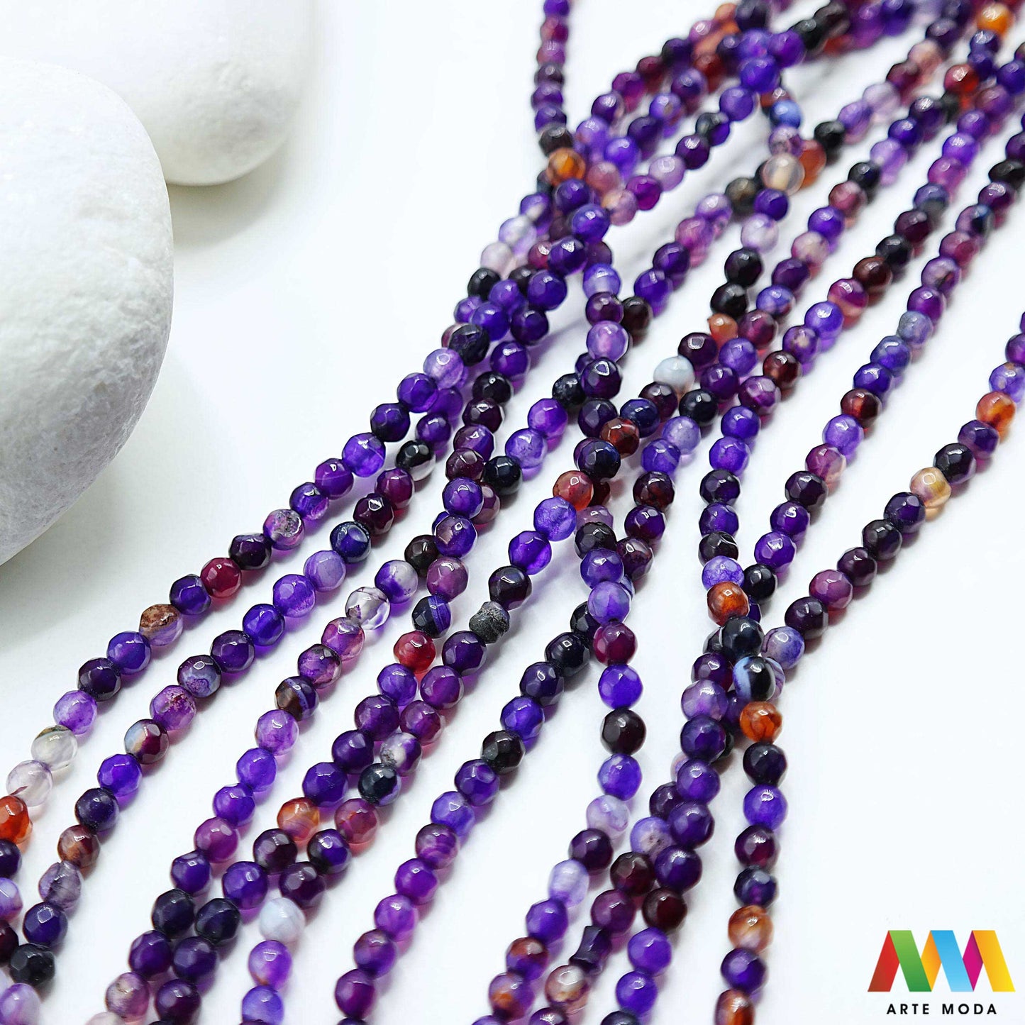 poludragi kamen ahat kristal kalcedon polu dragi poludrago kamenje dragulj mineral kvarc Ahat je jedan od najrasprostranjenijih kristala na planeti Ahat spada u grupu kalcedona izrazito je dekorativan te se od njega izrađuje lijepi nakit i ukrasni predmeti U Hrvatskoj je poznati Lepoglavski Ahat s brda Gaveznica