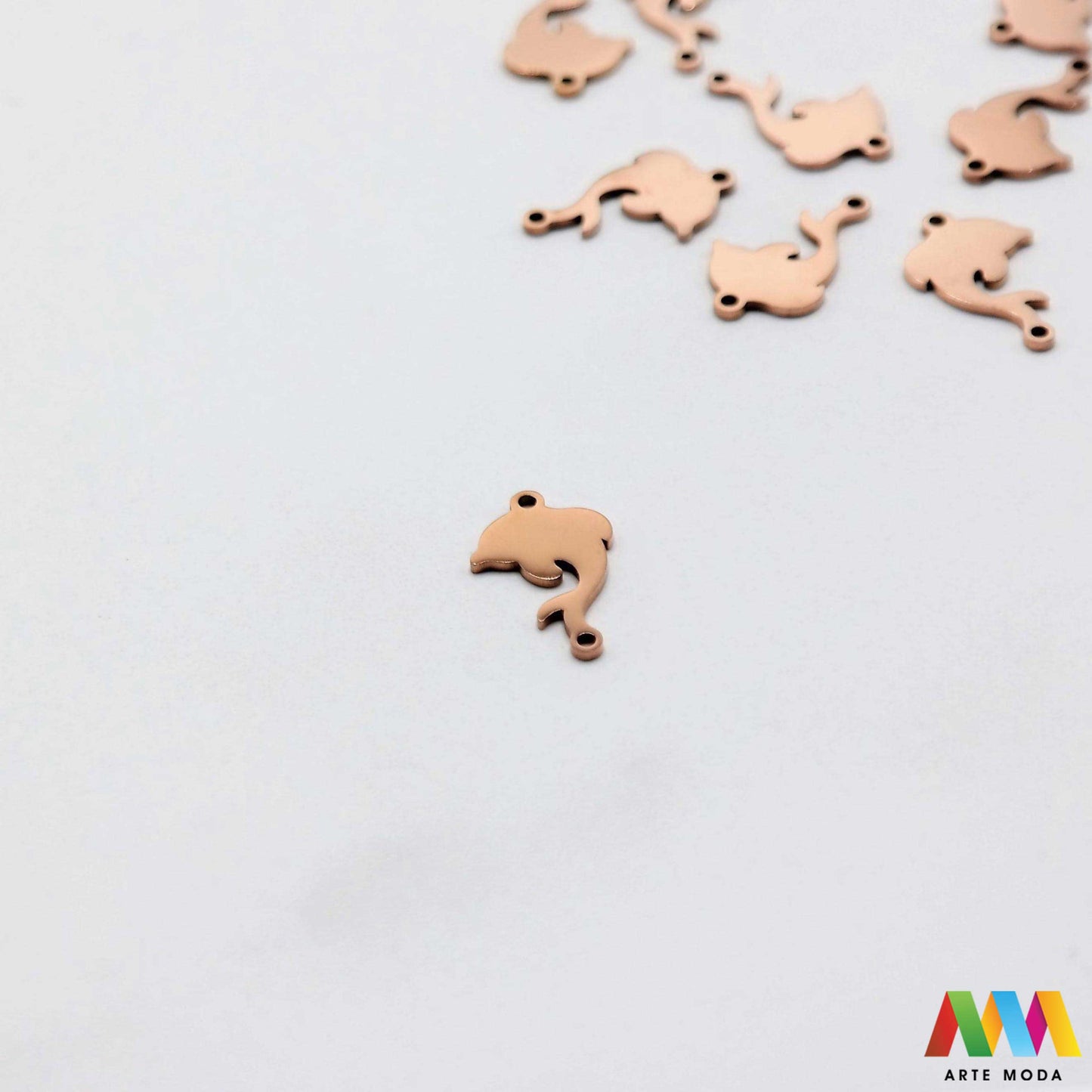 delfin privjesak s dvije rupe dve od čelika repromaterijal čelični ogrlice ogrlica narukvica narukvice nanožnica nehrđajući Privjesci izrađeni od nehrđajućeg čelika 316L koji služe za izradu nakita poput narukvica ili ogrlica najčešće se koriste za nizanje ili uz pomoć alkice se stavljaju na sajlu gumu flaks i ostale materijale