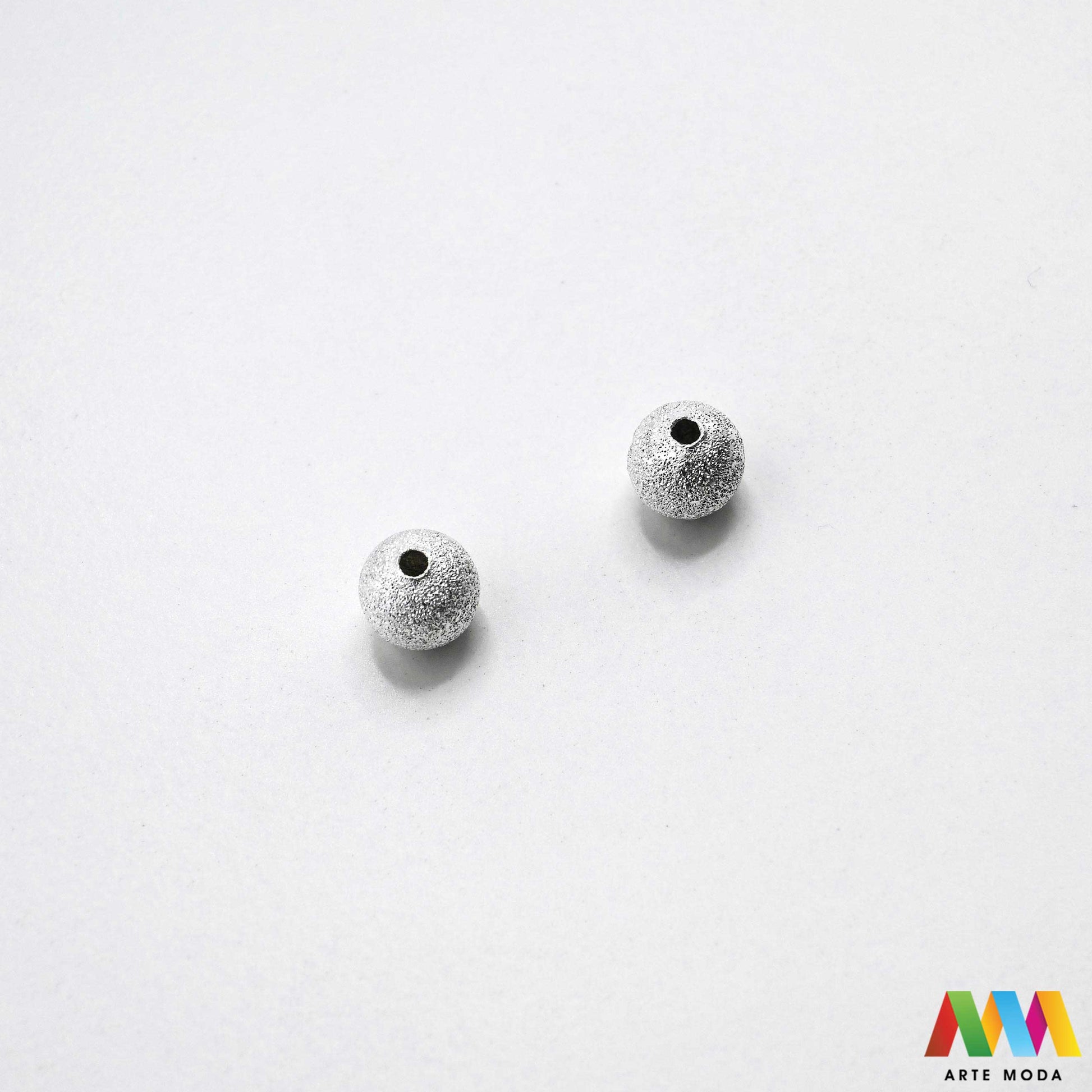 nakit matirane teksturom pijeska hrapave matirano tekstura sjajne hrapavo DIY srebrno pjeskareno zlatno čaroliju teksture Metalne pjeskarene perle pružaju vašem nakitu prepoznatljiv stardust efekt matirane kuglice s hrapavom površinom idealne postizanje luksuznog izgleda vašim uradi sam projektima Savršeno se slažu s biserima kristalima prirodnim kamenom dajući svakoj narukvici ogrlici unikatan karakter Unesite zvjezdani sjaj u svoje kreacije uz naše kvalitetne pjeskarene elemente arte moda repromaterijal