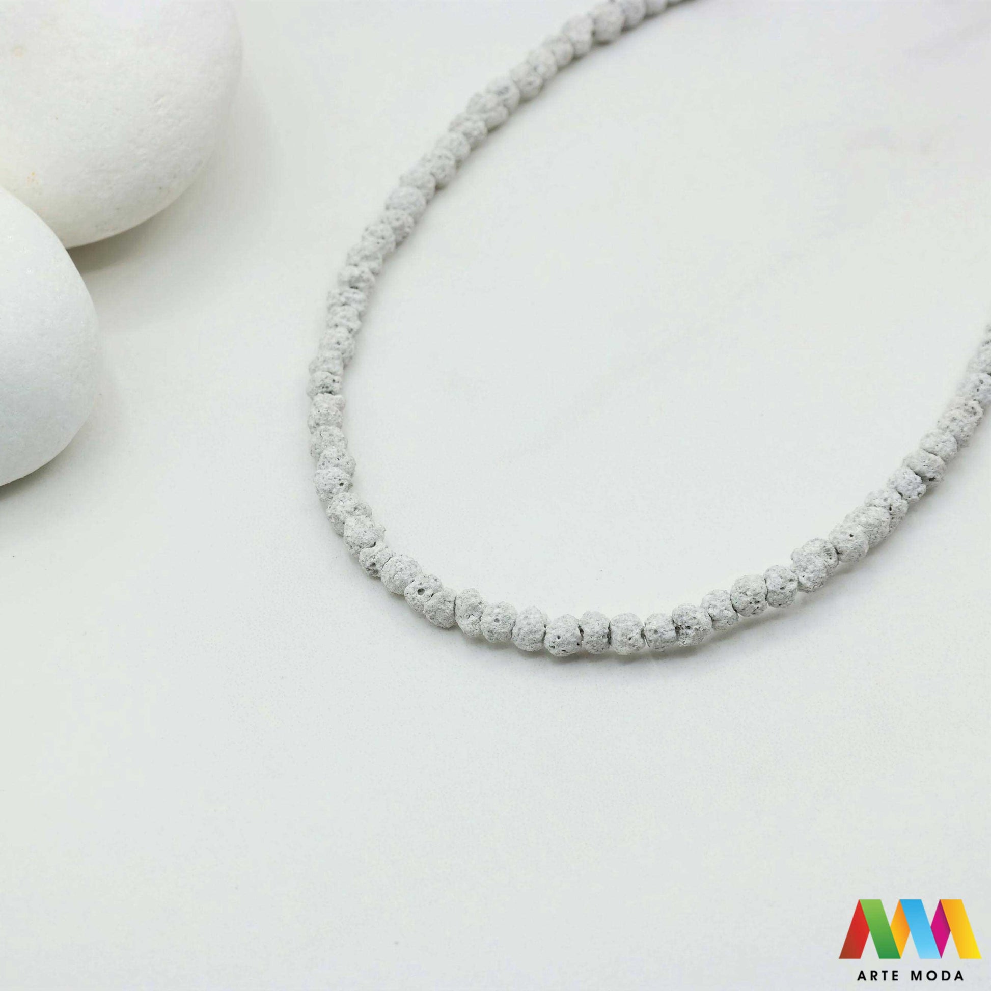 lava kamen vulkanska perle poludragi prirodni mat eterična ulja aromaterapija nakit izrada DIY repromaterijal mineral kristal narukvica ogrlica Tražite jedinstveni materijal za nakit Vulkanska lava je poludragi kamen s moćnom pričom Njegova porozna mat tekstura savršena je za izradu aromaterapijskog nakita jer sjajno upija i difuzira eterična ulja Lagan je simbolizira snagu i uzemljenje te je idealan za unisex i muške narukvice i ogrlice arte moda repromaterijal