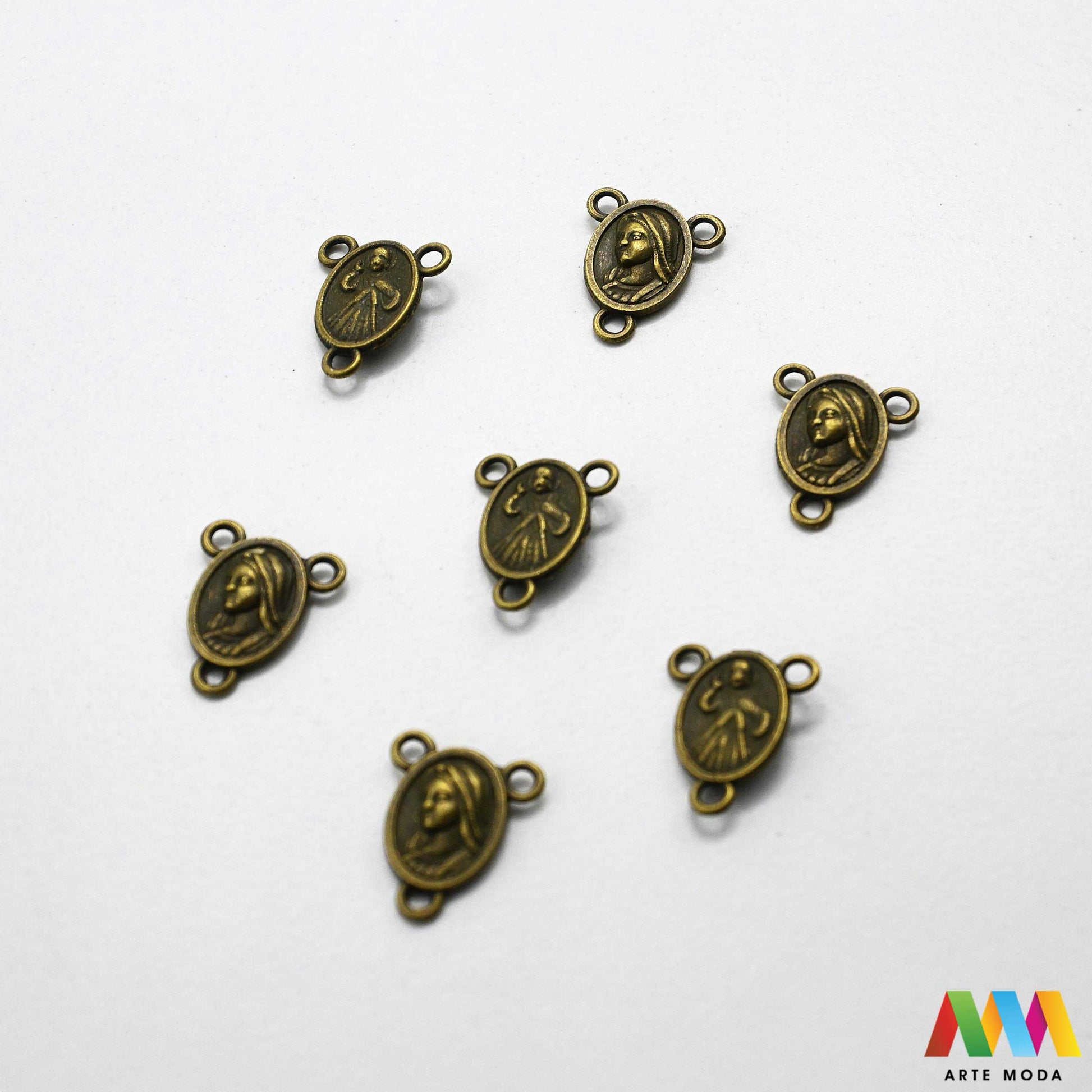 metalni razdjelnik konektor izrada krunice krunica metalni dijelovi krunicu repromaterijal sakralni nakit vjerski križić spojnica krunica perle pribor diy Gospa i Milosrdni Isus Neizostavan element za svaku krunicu Ovi kvalitetni metalni razdjelnici poznati i kao konektori služe za spajanje dijelova krunice i naglašavaju njezinu središnju točku Izrađeni od izdržljivog metala naši razdjelnici su savršen izbor za izradu vlastitih krunica bilo da koristite perle staklo ili kamenje arte moda repromaterijal