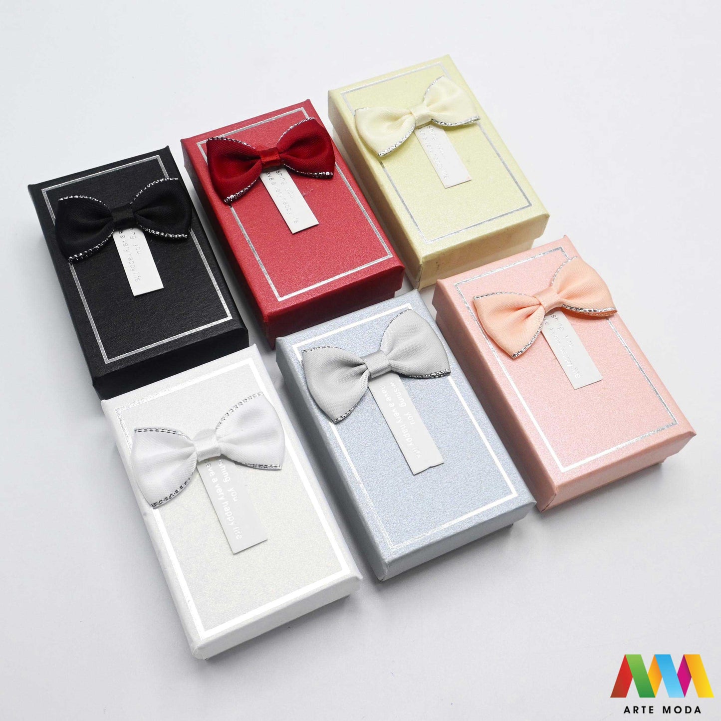 kutijice ukrasne kartonske kutije za nakit poklon ambalaža darivanje pakiranje poklopac prstenje ogrlice naušnice luksuzne elegantne ručni rad personalizirane dar Savršeno pakiranje ljepota vaših kreacija elegantnih i čvrstih kartonskih kutija izrađenih od kvalitetnog papira s mekanim umetkom od spužve prstenje ogrlice naušnice i narukvice nježnu zaštitu od ogrebotina dodaju dašak luksuza i profinjenosti vašem poklonu izloženom nakitu Dostupne u raznim veličinama bojama i dezenima arte moda repromaterijal