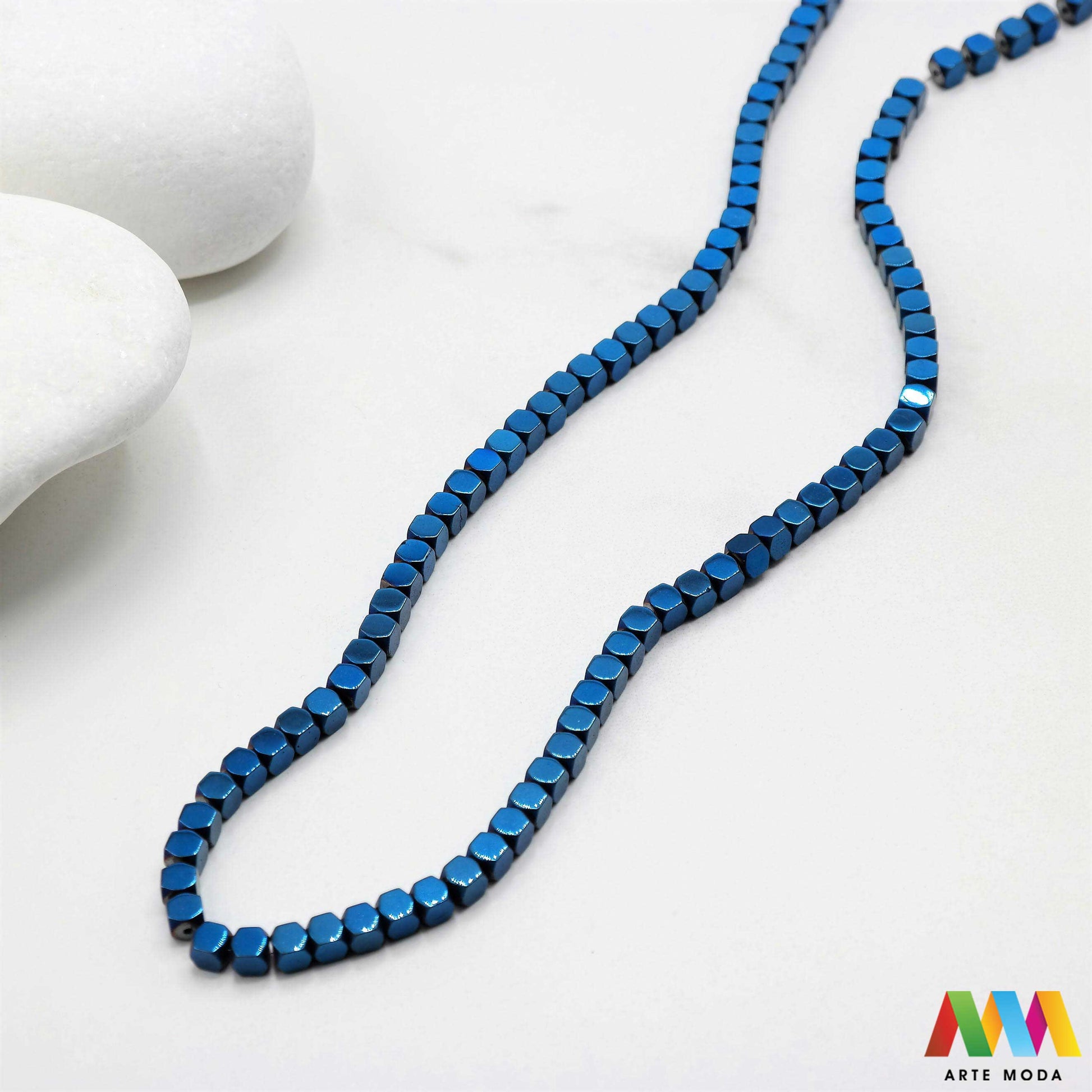 hematit krvavi kamen poludragi mineral metalni sjaj kvarc zrcalo kristal prirodni metalik meditacija zaštita repromaterijal Hematit (ili krvavi kamen) je prirodni mineral smeđe sive ili crne boje karakteriziran prisustvom hladnog metalnog sjaja Vjeruje se da pomaže u jačanju volje samopouzdanja i povezanosti s majkom zemljom Nakit izrađen od njega fascinira svojim tajanstvenim zrcalnim sjajem