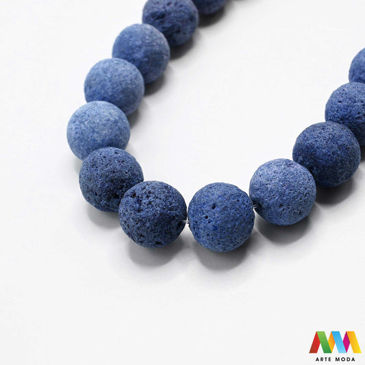 lava kamen vulkanska perle poludragi prirodni mat eterična ulja aromaterapija nakit izrada DIY repromaterijal mineral kristal narukvica ogrlica Tražite jedinstveni materijal za nakit Vulkanska lava je poludragi kamen s moćnom pričom Njegova porozna mat tekstura savršena je za izradu aromaterapijskog nakita jer sjajno upija i difuzira eterična ulja Lagan je simbolizira snagu i uzemljenje te je idealan za unisex i muške narukvice i ogrlice arte moda repromaterijal