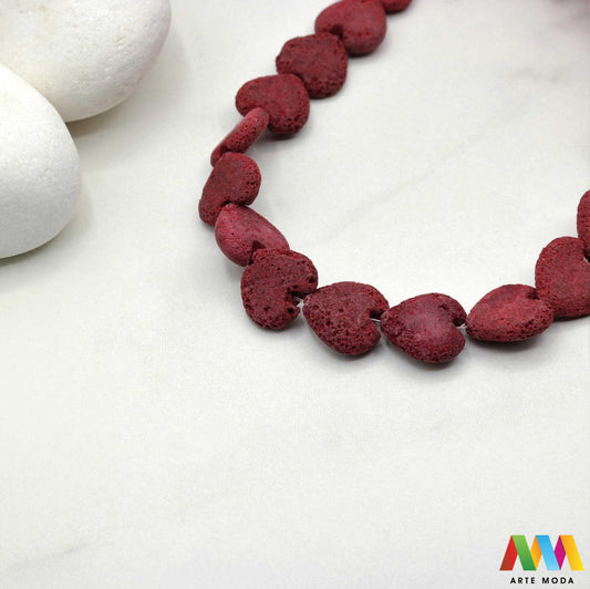 lava kamen vulkanska perle poludragi prirodni mat eterična ulja aromaterapija nakit izrada DIY repromaterijal mineral kristal narukvica ogrlica Tražite jedinstveni materijal za nakit Vulkanska lava je poludragi kamen s moćnom pričom Njegova porozna mat tekstura savršena je za izradu aromaterapijskog nakita jer sjajno upija i difuzira eterična ulja Lagan je simbolizira snagu i uzemljenje te je idealan za unisex i muške narukvice i ogrlice arte moda repromaterijal