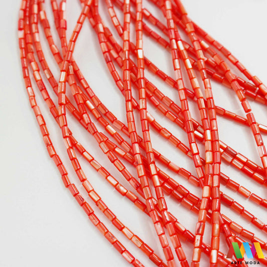 sedef školjka mekušac biser puž glavonožac kalcijev karbonat hitin poludrago kamenje repromaterijal poludragi kamen mineral Sedef je lako prepoznatljiva glatka tvar duginih boja koja tvori unutarnji sloj školjke određenih vrsta mekušaca i prekriva vanjski sloj bisera Sastoji se od kalcijevog karbonata kojeg izlučuju neki morski i slatkovodni mekušci te ga ova struktura čini otpornim na oštećenja dajući joj prepoznatljivi i jedinstveni sedefasti sjaj arte moda repromaterijal