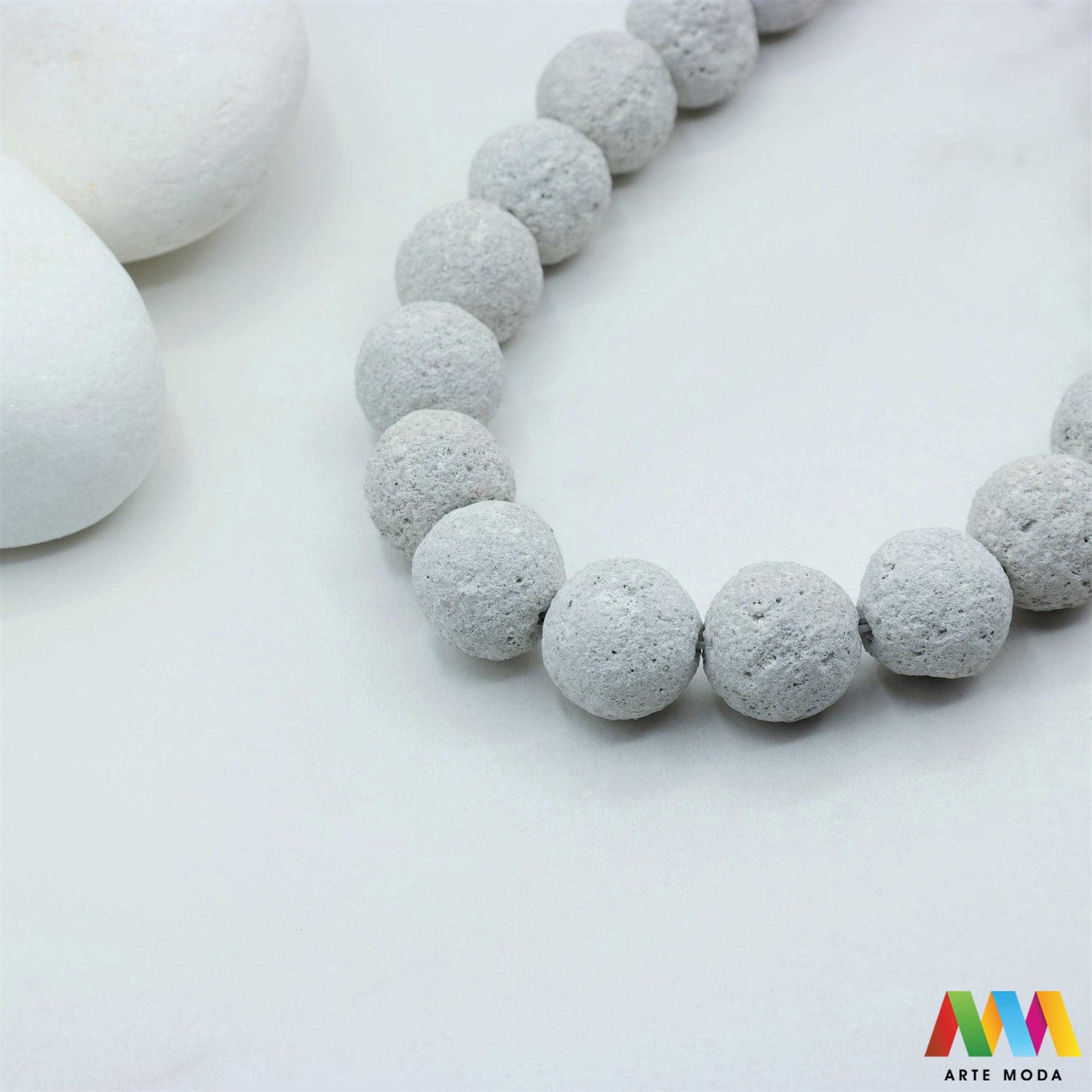 lava kamen vulkanska perle poludragi prirodni mat eterična ulja aromaterapija nakit izrada DIY repromaterijal mineral kristal narukvica ogrlica Tražite jedinstveni materijal za nakit Vulkanska lava je poludragi kamen s moćnom pričom Njegova porozna mat tekstura savršena je za izradu aromaterapijskog nakita jer sjajno upija i difuzira eterična ulja Lagan je simbolizira snagu i uzemljenje te je idealan za unisex i muške narukvice i ogrlice arte moda repromaterijal