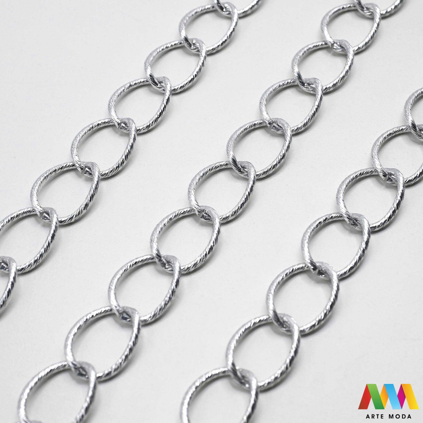 aluminijski lanac torbe ruksak nakit lagani izrada aluminij DIY materijal remen ogrlice narukvice karike ručke pribor komponente ukrasni repromaterijal Želite lagan i trendi materijal Aluminijski lanci savršeni su za vaše projekte Idealni su za izradu laganih remena za torbe ili statement nakita ogrlice narukvice Lakši su od klasičnih metala ne opterećuju i dolaze u raznim bojama i debljinama Lako ih je rezati i oblikovati laganu eleganciju za svoj uradi sam nakit i modne dodatke arte moda repromaterijal