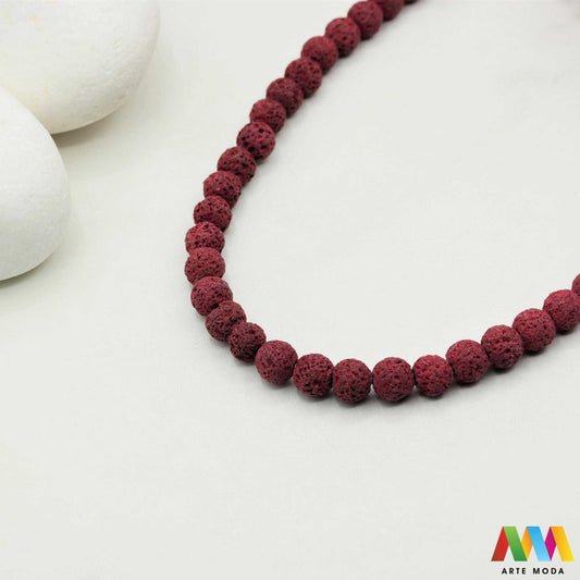 lava kamen vulkanska perle poludragi prirodni mat eterična ulja aromaterapija nakit izrada DIY repromaterijal mineral kristal narukvica ogrlica Tražite jedinstveni materijal za nakit Vulkanska lava je poludragi kamen s moćnom pričom Njegova porozna mat tekstura savršena je za izradu aromaterapijskog nakita jer sjajno upija i difuzira eterična ulja Lagan je simbolizira snagu i uzemljenje te je idealan za unisex i muške narukvice i ogrlice arte moda repromaterijal