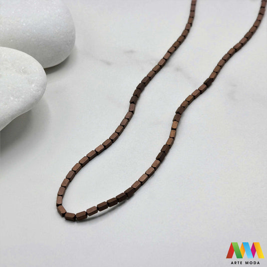 hematit krvavi kamen poludragi mineral metalni sjaj kvarc zrcalo kristal prirodni metalik meditacija zaštita repromaterijal Hematit (ili krvavi kamen) je prirodni mineral smeđe sive ili crne boje karakteriziran prisustvom hladnog metalnog sjaja Vjeruje se da pomaže u jačanju volje samopouzdanja i povezanosti s majkom zemljom Nakit izrađen od njega fascinira svojim tajanstvenim zrcalnim sjajem