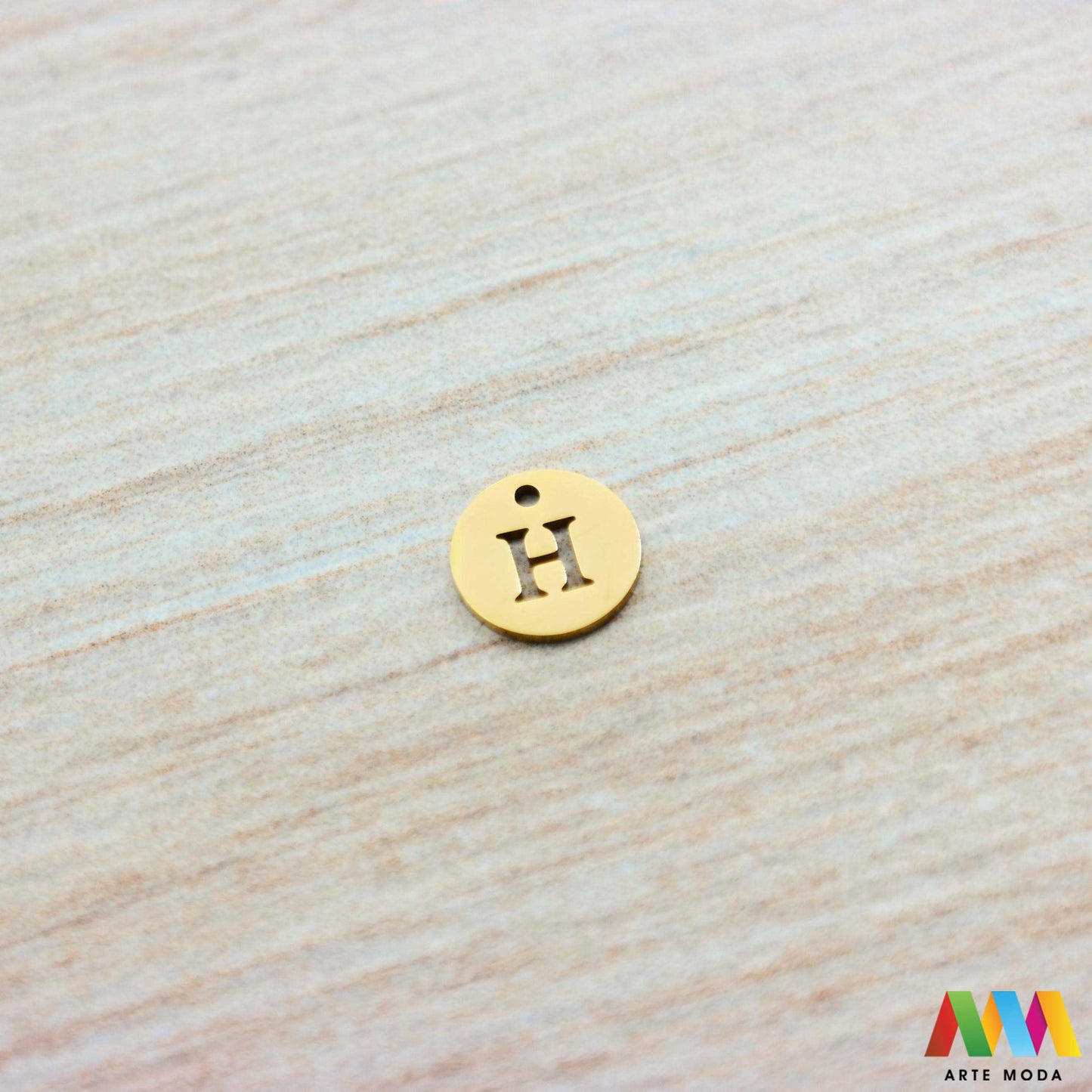 H slovo slova privjesak s jednom rupom privjesak od čelika privjesak čelik repromaterijal čelični ogrlice ogrlica narukvica narukvice nanožnica nehrđajući Slova izrađena od nehrđajućeg čelika 316L koja služe za izradu nakita poput narukvica ili ogrlica najčešće se koriste za nizanje na sajlu gumu flaks i ostale materijale