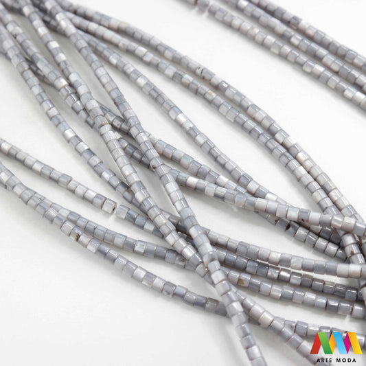 sedef školjka mekušac biser puž glavonožac kalcijev karbonat hitin poludrago kamenje repromaterijal poludragi kamen mineral Sedef je lako prepoznatljiva glatka tvar duginih boja koja tvori unutarnji sloj školjke određenih vrsta mekušaca i prekriva vanjski sloj bisera Sastoji se od kalcijevog karbonata kojeg izlučuju neki morski i slatkovodni mekušci te ga ova struktura čini otpornim na oštećenja dajući joj prepoznatljivi i jedinstveni sedefasti sjaj arte moda repromaterijal