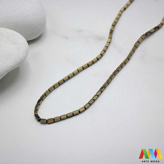 hematit krvavi kamen poludragi mineral metalni sjaj kvarc zrcalo kristal prirodni metalik meditacija zaštita repromaterijal Hematit (ili krvavi kamen) je prirodni mineral smeđe sive ili crne boje karakteriziran prisustvom hladnog metalnog sjaja Vjeruje se da pomaže u jačanju volje samopouzdanja i povezanosti s majkom zemljom Nakit izrađen od njega fascinira svojim tajanstvenim zrcalnim sjajem