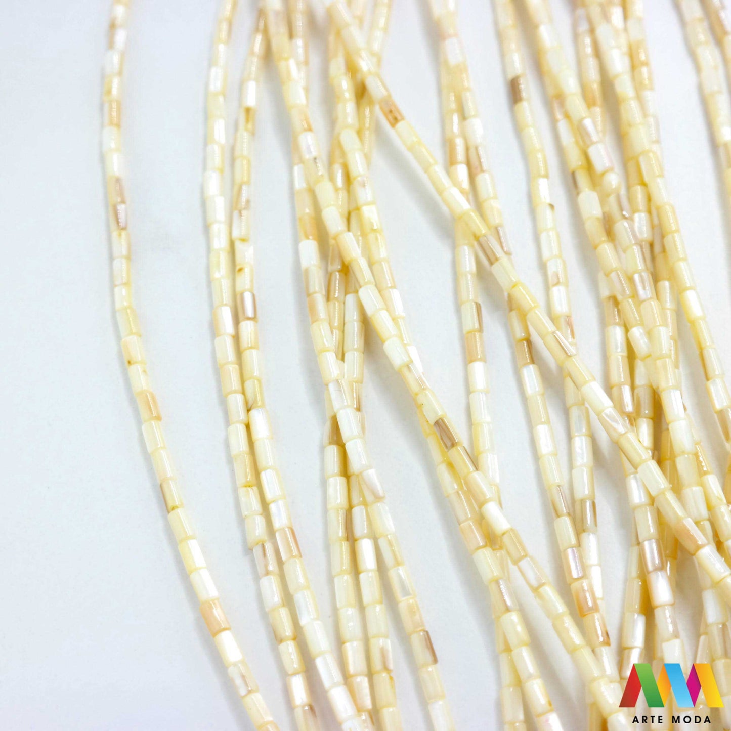 sedef školjka mekušac biser puž glavonožac kalcijev karbonat hitin poludrago kamenje repromaterijal poludragi kamen mineral Sedef je lako prepoznatljiva glatka tvar duginih boja koja tvori unutarnji sloj školjke određenih vrsta mekušaca i prekriva vanjski sloj bisera Sastoji se od kalcijevog karbonata kojeg izlučuju neki morski i slatkovodni mekušci te ga ova struktura čini otpornim na oštećenja dajući joj prepoznatljivi i jedinstveni sedefasti sjaj arte moda repromaterijal