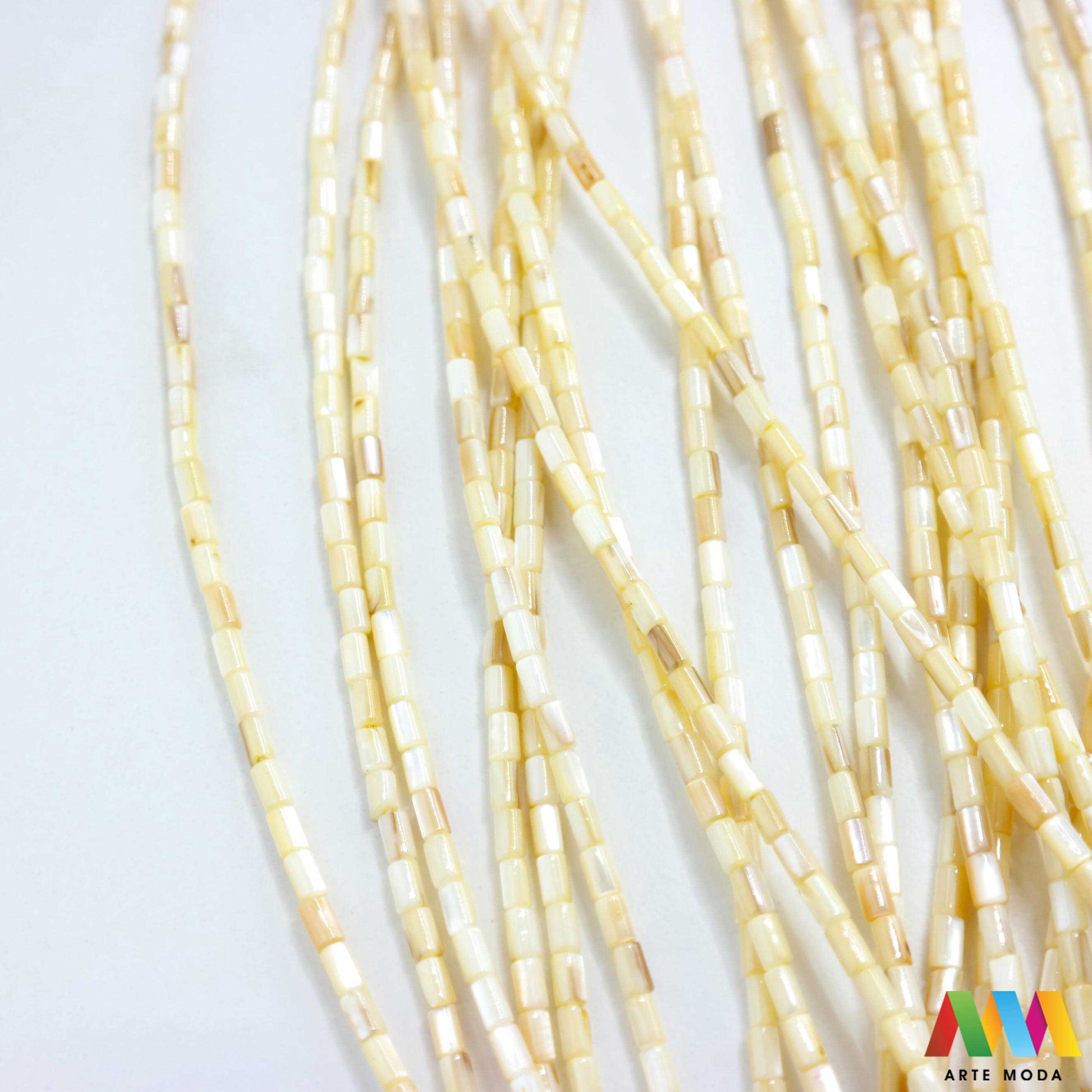 sedef školjka mekušac biser puž glavonožac kalcijev karbonat hitin poludrago kamenje repromaterijal poludragi kamen mineral Sedef je lako prepoznatljiva glatka tvar duginih boja koja tvori unutarnji sloj školjke određenih vrsta mekušaca i prekriva vanjski sloj bisera Sastoji se od kalcijevog karbonata kojeg izlučuju neki morski i slatkovodni mekušci te ga ova struktura čini otpornim na oštećenja dajući joj prepoznatljivi i jedinstveni sedefasti sjaj arte moda repromaterijal