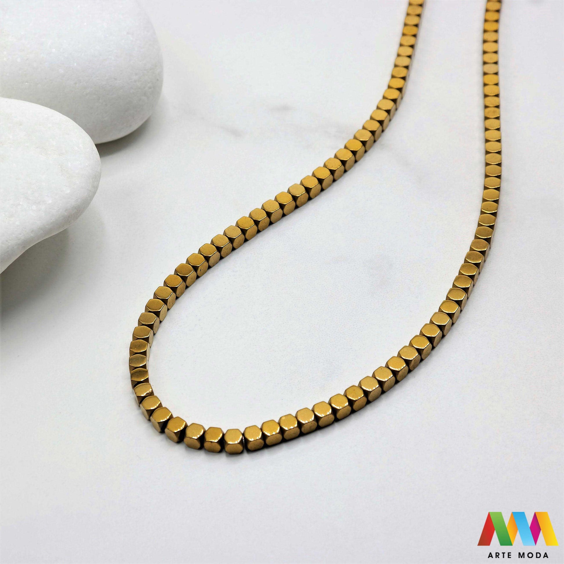 hematit krvavi kamen poludragi mineral metalni sjaj kvarc zrcalo kristal prirodni metalik meditacija zaštita repromaterijal Hematit (ili krvavi kamen) je prirodni mineral smeđe sive ili crne boje karakteriziran prisustvom hladnog metalnog sjaja Vjeruje se da pomaže u jačanju volje samopouzdanja i povezanosti s majkom zemljom Nakit izrađen od njega fascinira svojim tajanstvenim zrcalnim sjajem