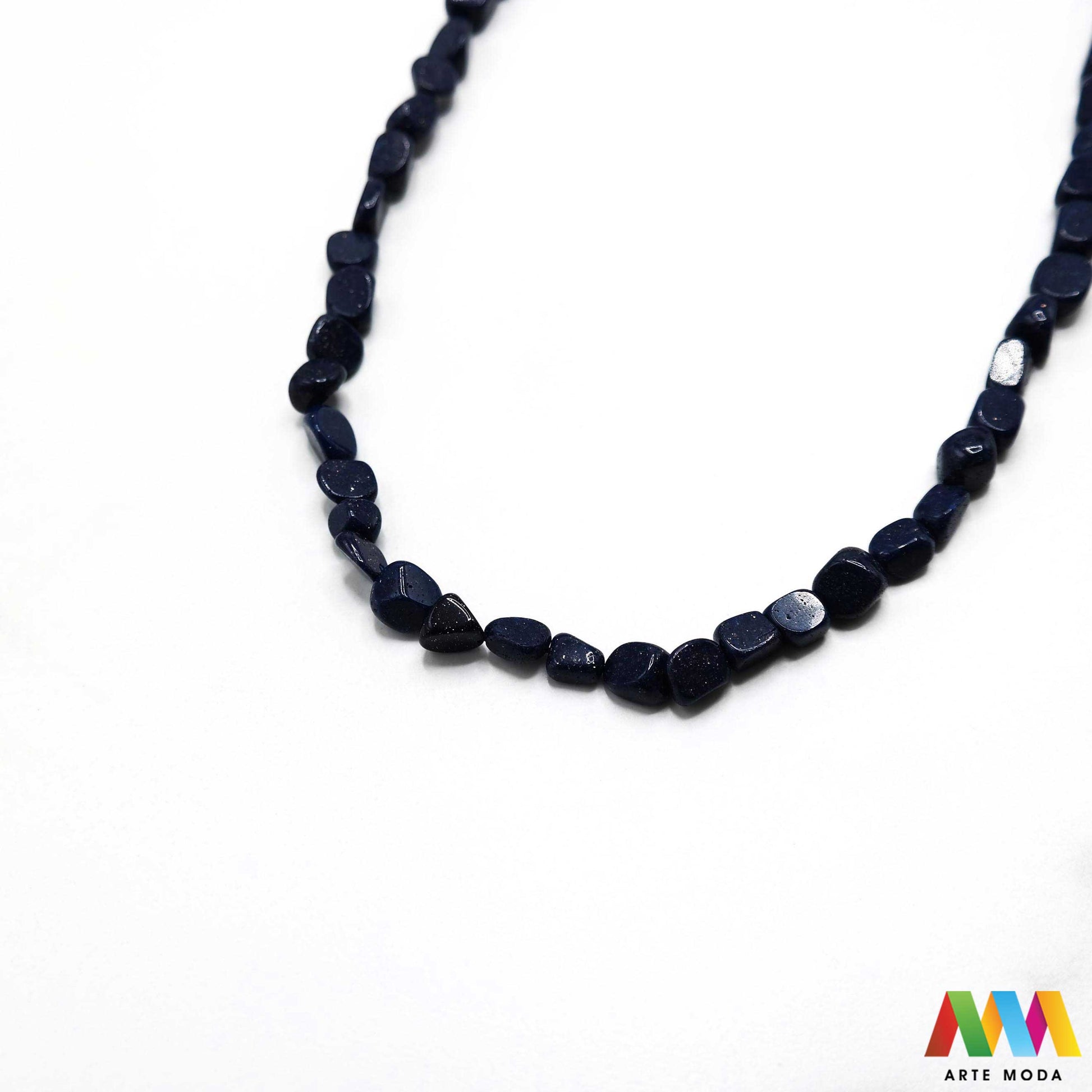 pustinjska noć dragi kvarc pijesak kobalt glinenac mangan krom bakar kamen dragulj poludrago kamenje repromaterijal poludragi ukrasni mineral kristal prirodni Zaronite u dubine svemira s ovim očaravajućim poludragim kamenom! Pustinjska noć sa svojim tamnim misterioznim tonovima isprepletenim svjetlucavim inkluzijama dočarava ljepotu zvjezdanog neba Njegova jedinstvena pojava čini ga savršenim za izradu upečatljivog nakita i dodavanje daška misterije vašoj kolekciji kristala arte moda repromaterijal