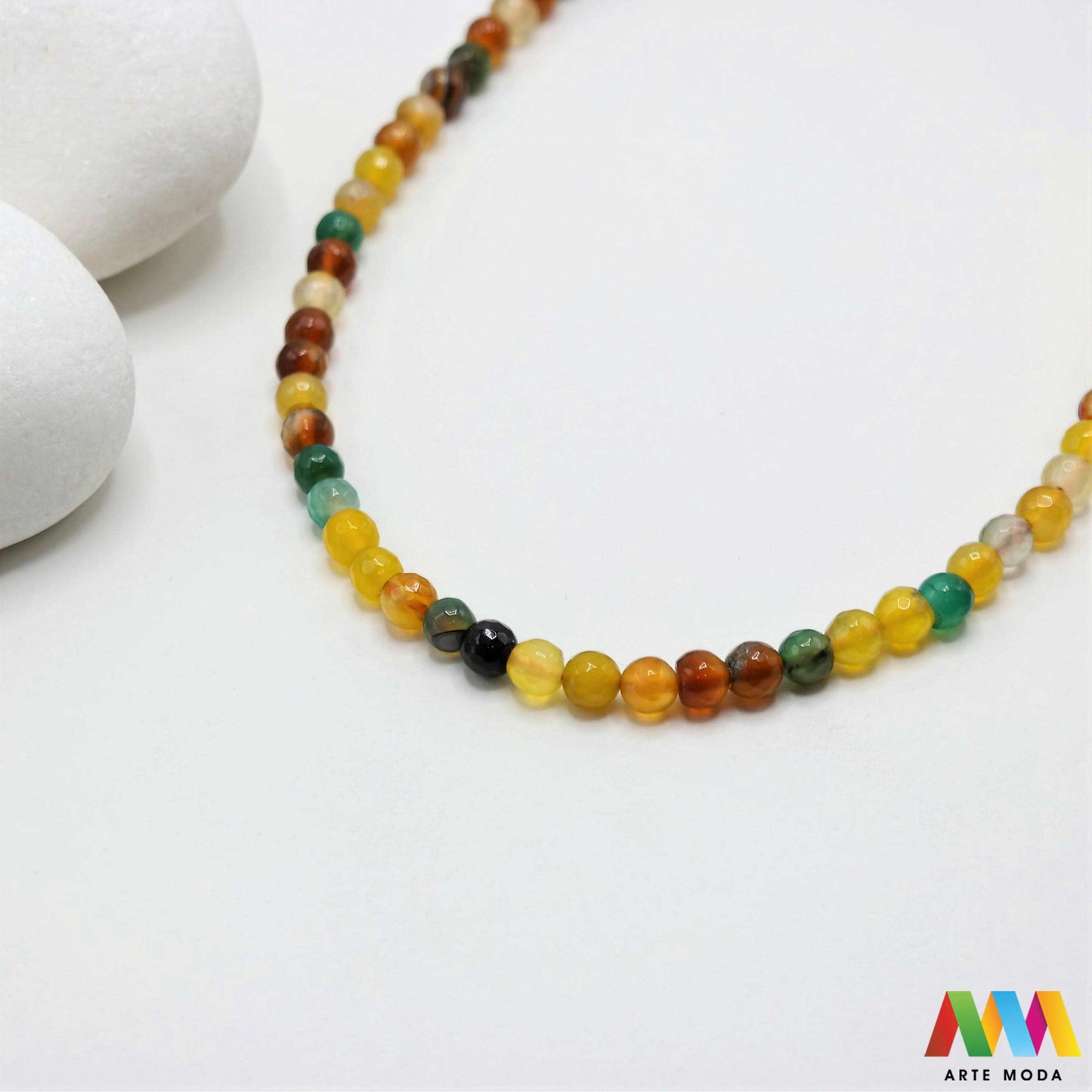 poludragi kamen ahat kristal kalcedon polu dragi poludrago kamenje dragulj mineral kvarc Ahat je jedan od najrasprostranjenijih kristala na planeti Ahat spada u grupu kalcedona izrazito je dekorativan te se od njega izrađuje lijepi nakit i ukrasni predmeti U Hrvatskoj je poznati Lepoglavski Ahat s brda Gaveznica