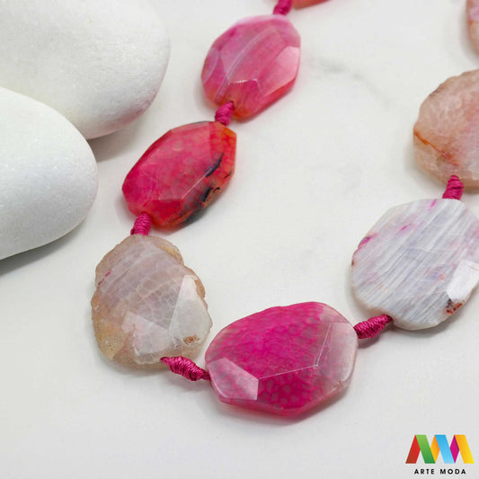 poludragi kamen ahat kristal kalcedon polu dragi poludrago kamenje dragulj mineral kvarc Ahat je jedan od najrasprostranjenijih kristala na planeti Ahat spada u grupu kalcedona izrazito je dekorativan te se od njega izrađuje lijepi nakit i ukrasni predmeti U Hrvatskoj je poznati Lepoglavski Ahat s brda Gaveznica